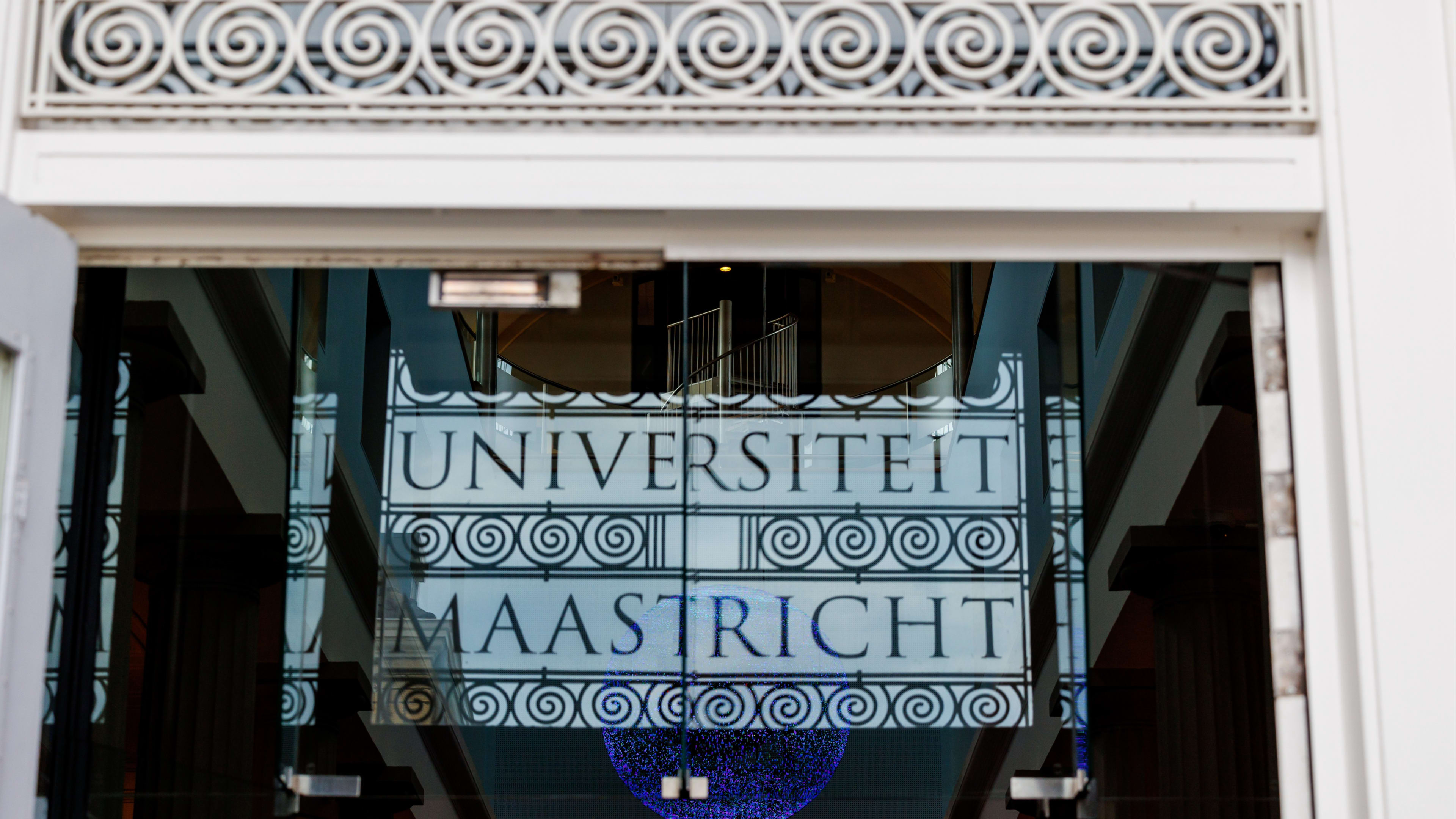 Kersverse studenten Maastrichtse universiteit vernederd met pis en kots