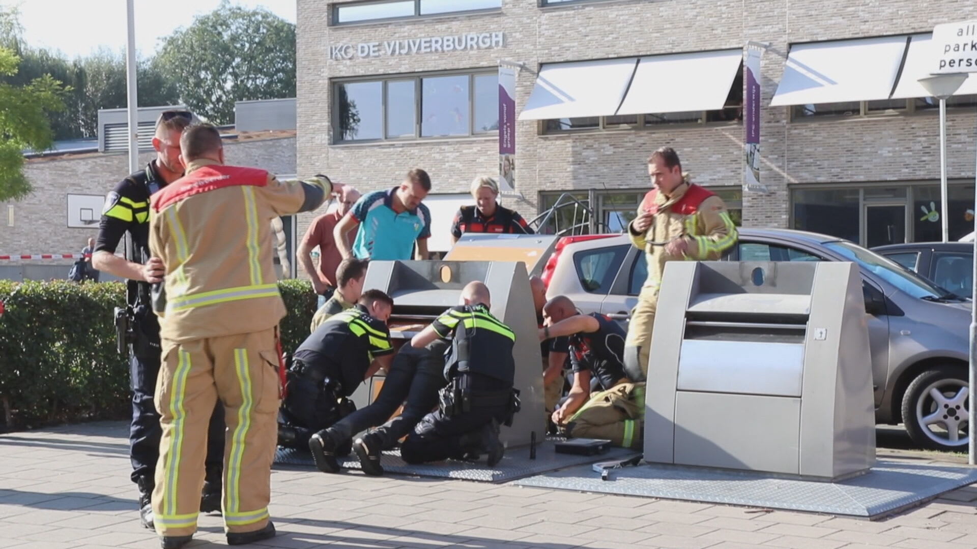 Kindje valt in ondergrondse container, redder moet zelf gered worden