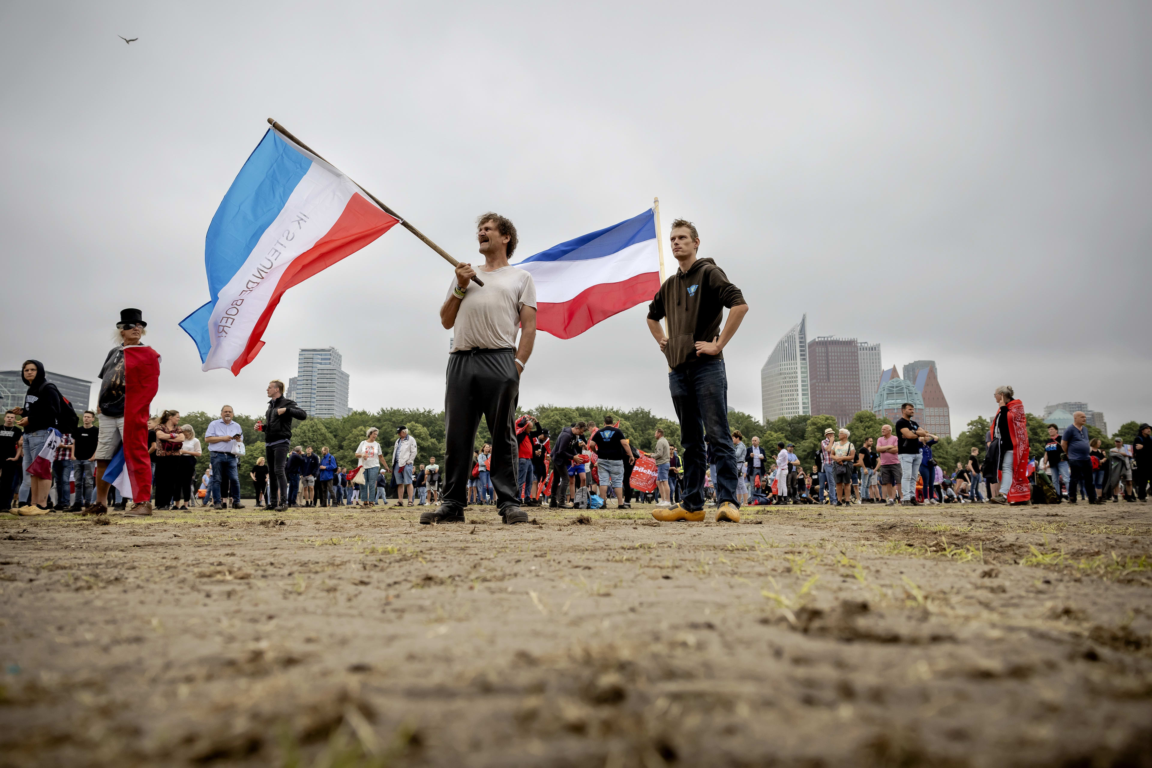 Boeren willen vanaf Malieveld naar Tweede Kamer lopen, politie houdt ze tegen