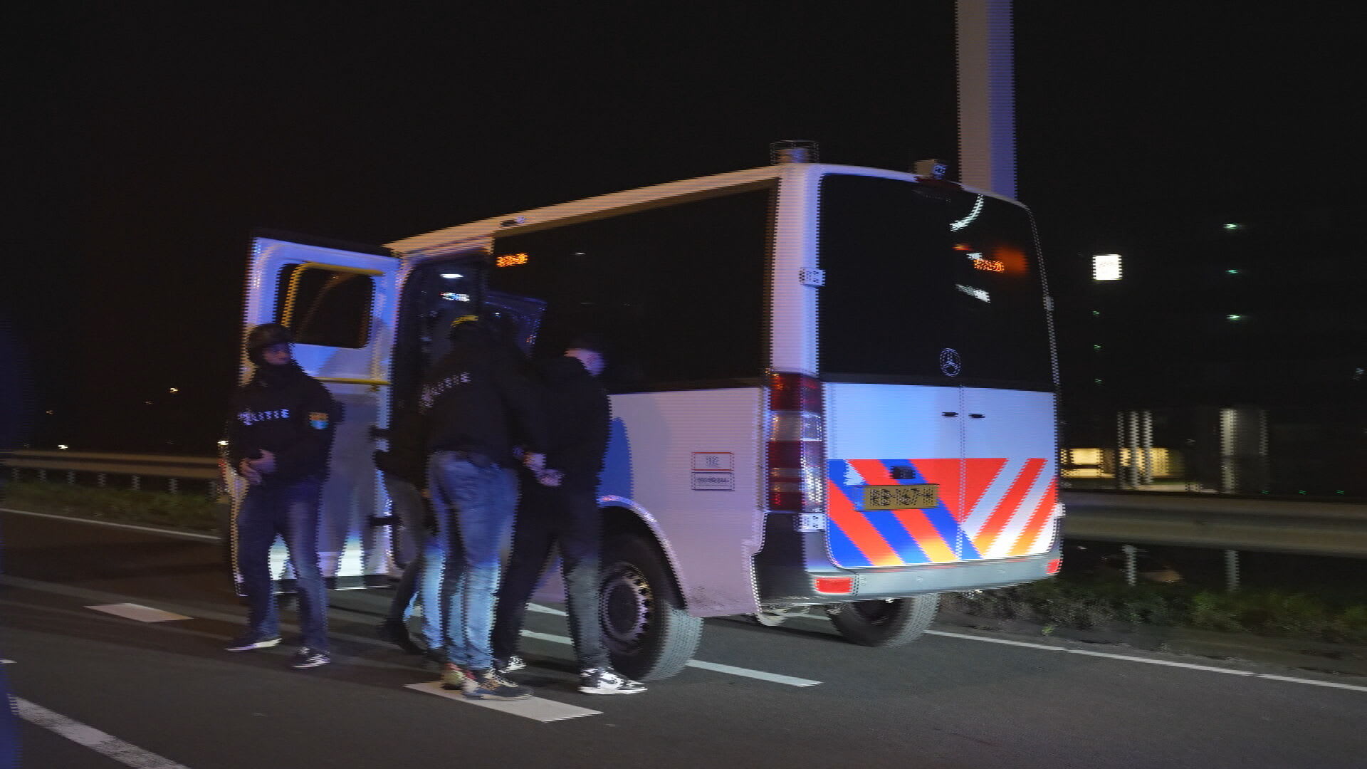 Negen arrestaties en vier gewonde agenten na rellen NAC-Willem II