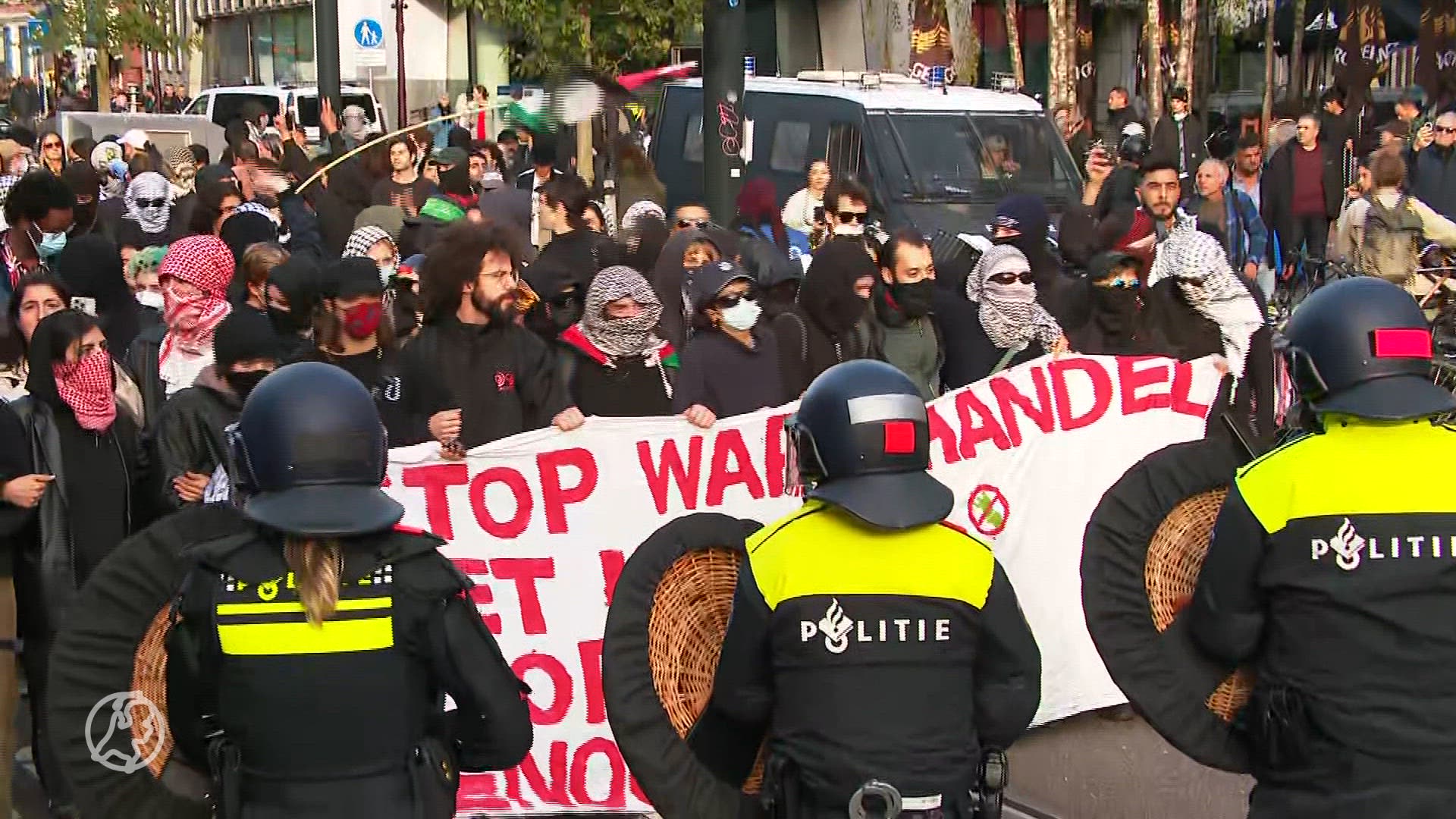 Politie pakt ruim 300 pro-Palestijnse demonstranten op bij betoging Amsterdam