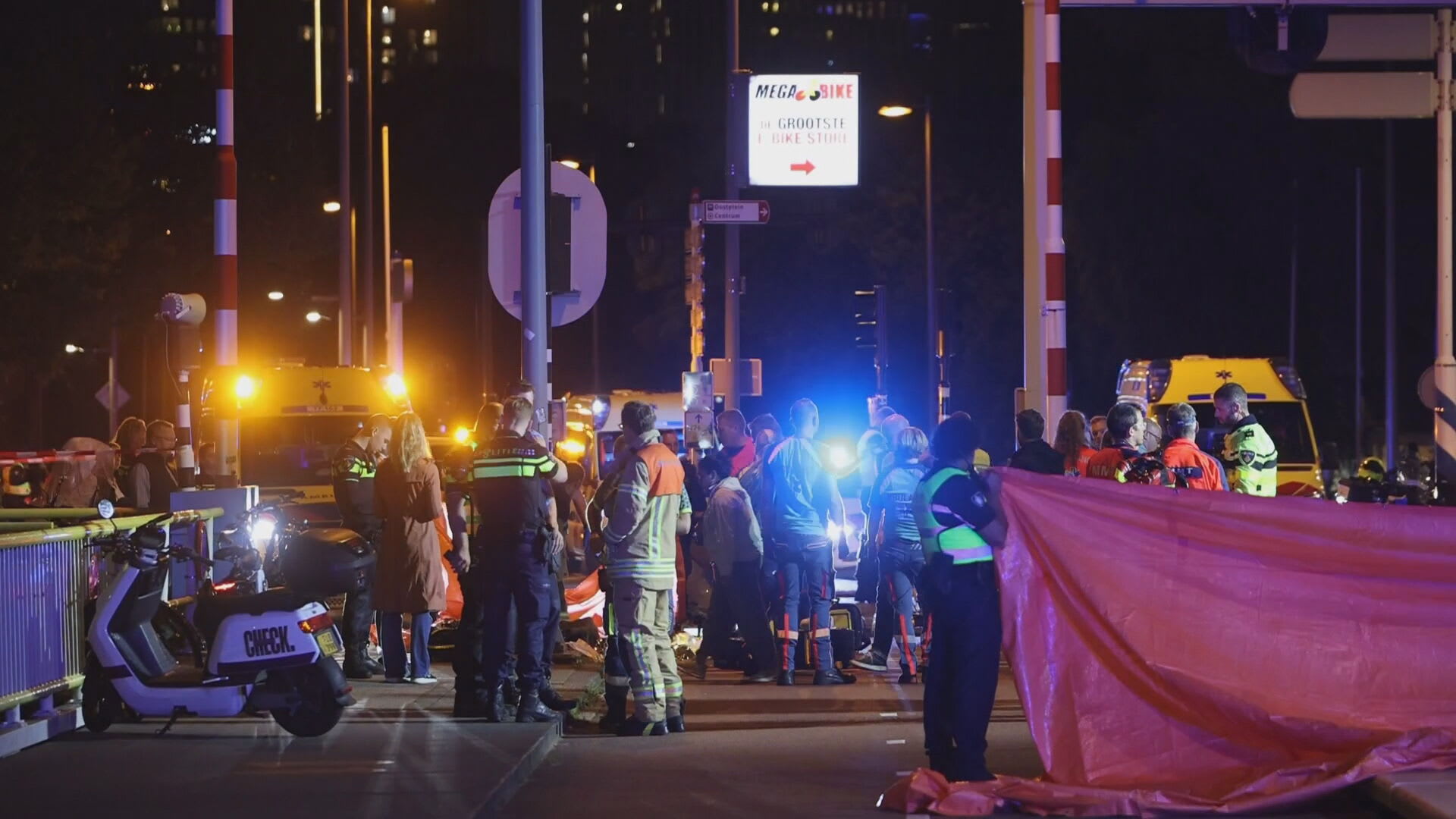 Twee doden bij zwaar ongeluk op brug in Rotterdam, zoektocht naar doorrijder