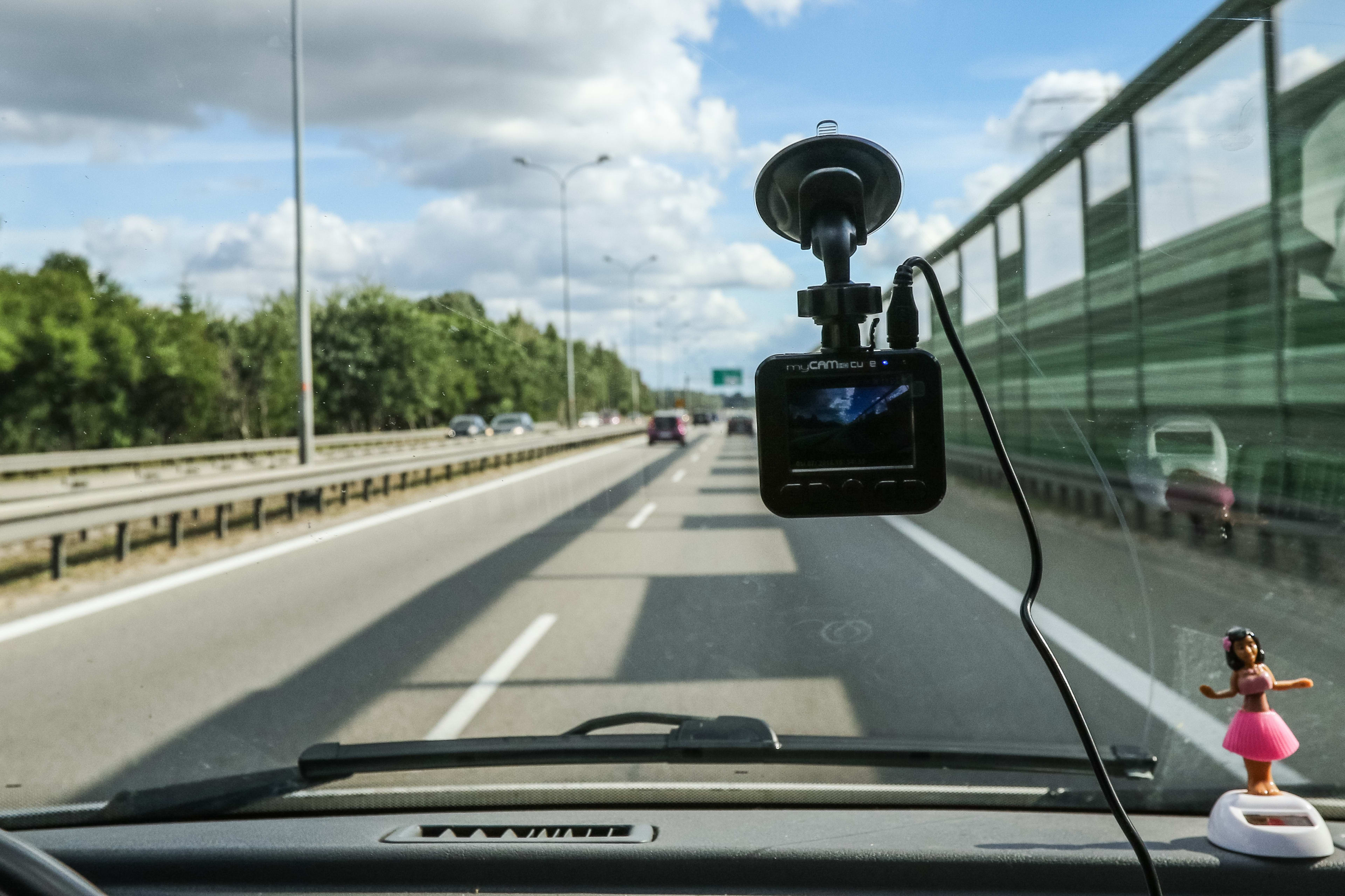 Op autovakantie? Dashcam hebben kan je in deze landen 10.000 euro kosten