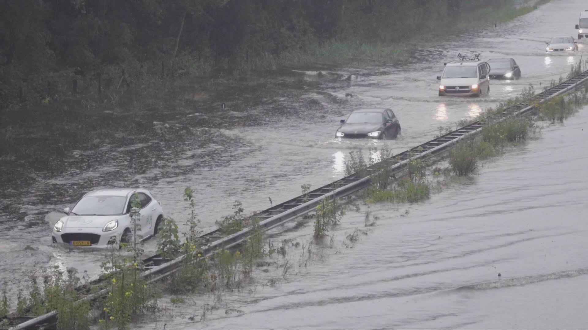 A1 afgesloten vanwege noodweer, A35 weer deels open