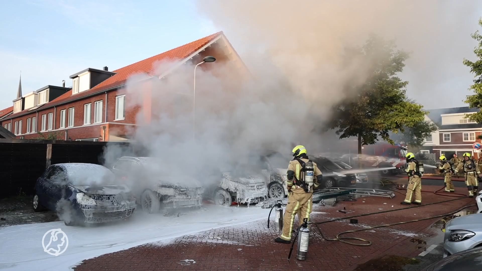 Zwaargewonde door ontploft bedrijfsbusje Wateringen, autoraam op dak woning