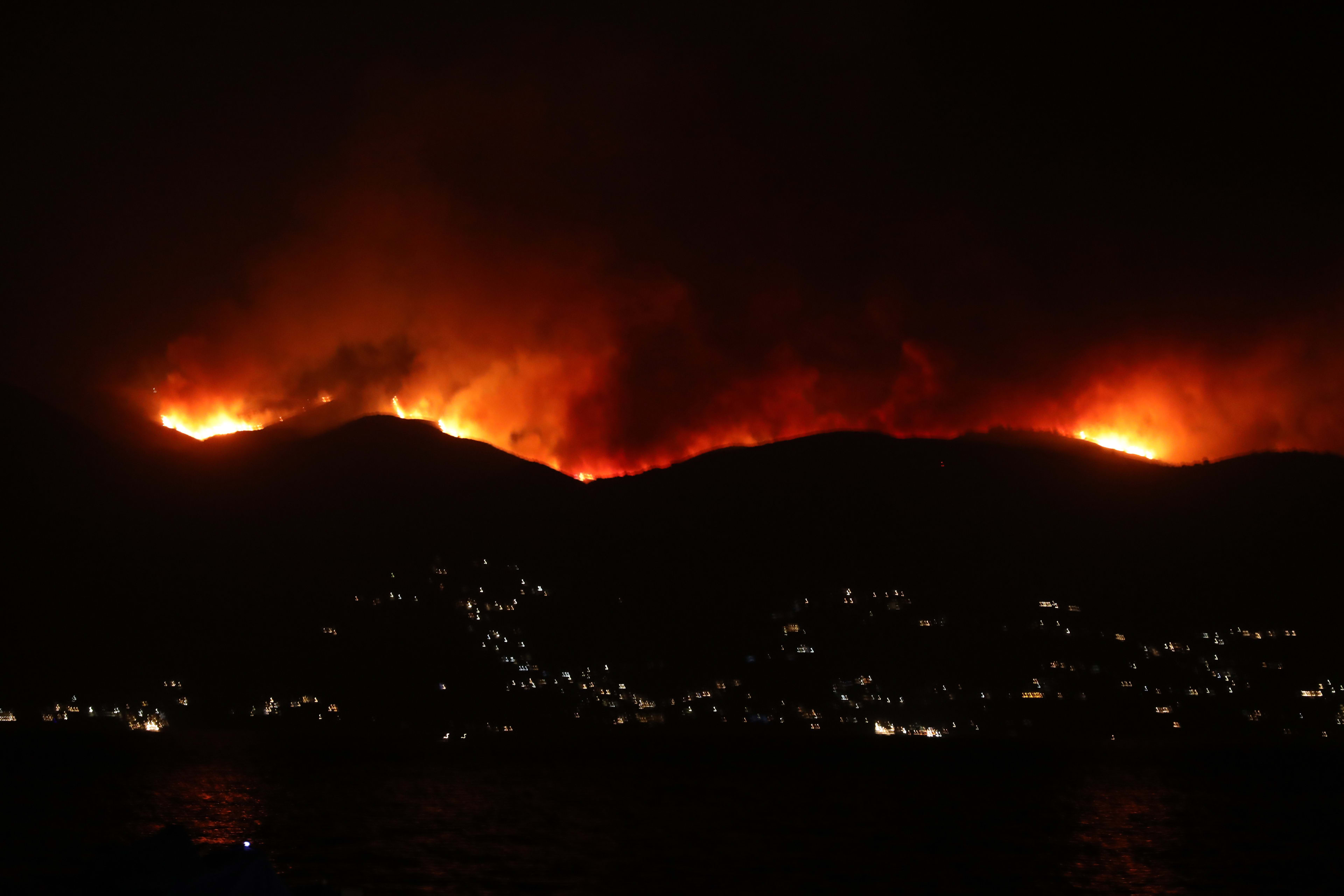 Ook evacuaties Griekse eilanden Corfu en Evia vanwege bosbranden