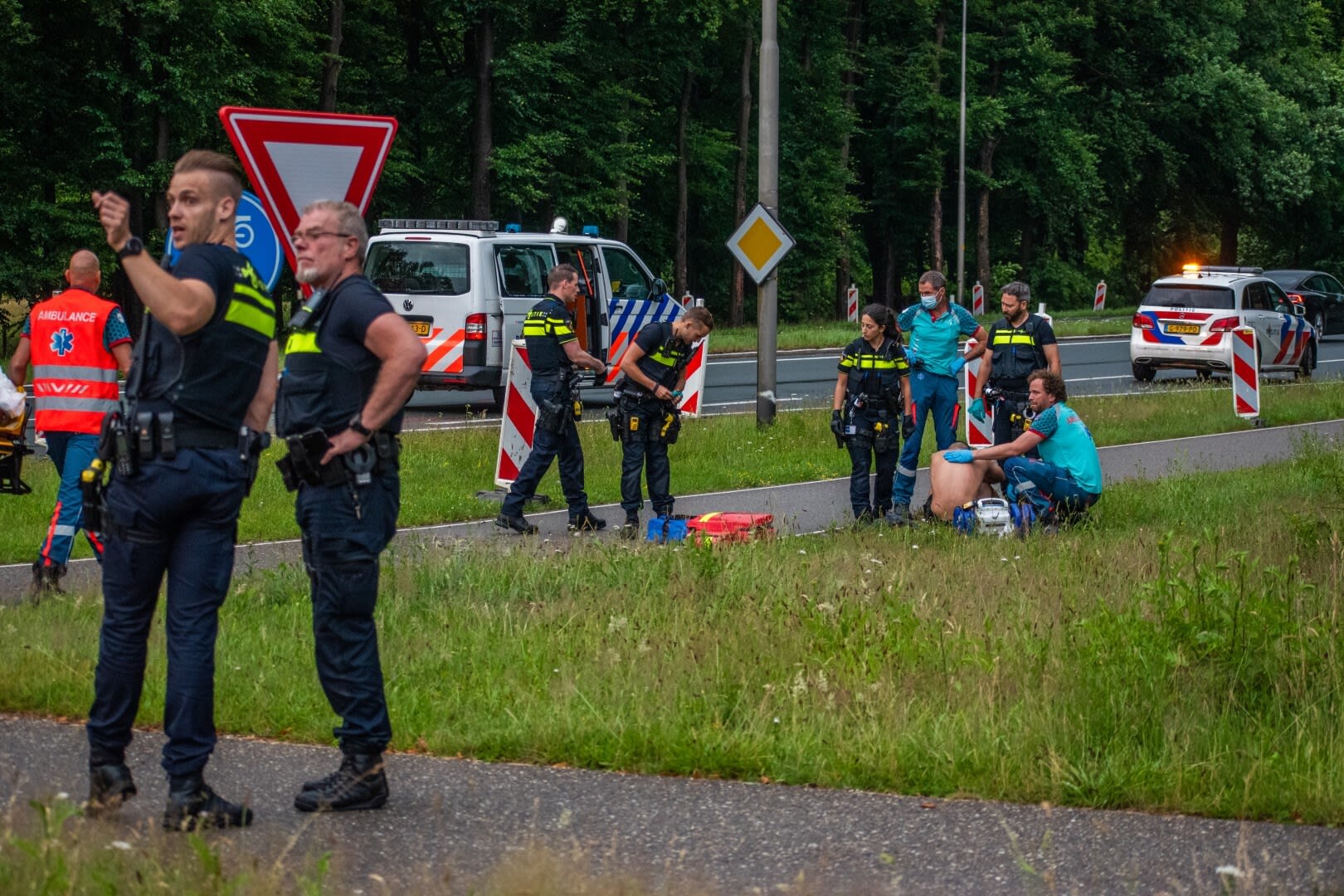 Inbreker breekt uit rijdende politieauto, maar ontsnapping loopt niet als gehoopt