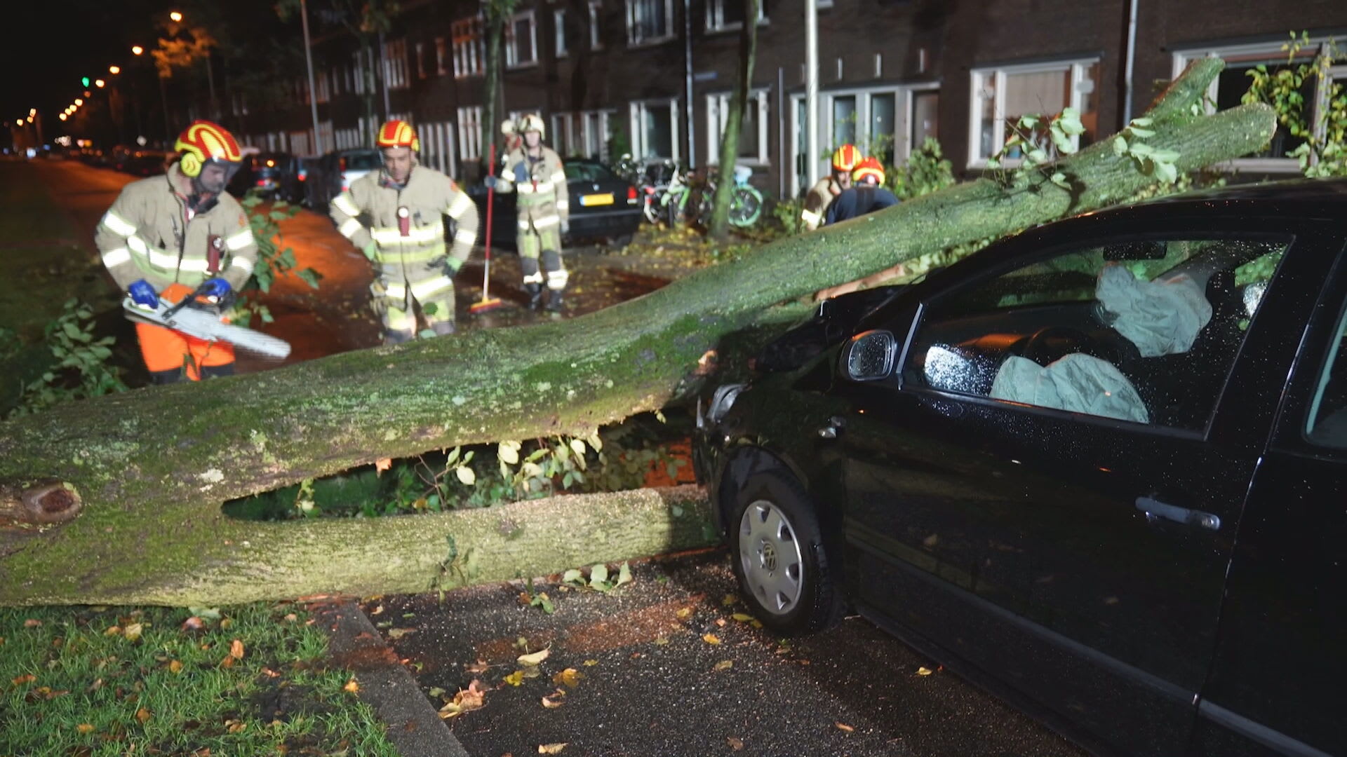 Schade aan woningen en auto's door harde wind in grote delen van Nederland