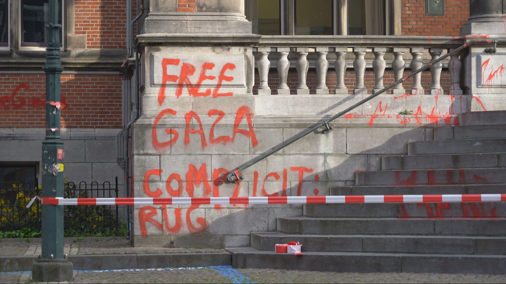 Universiteit Groningen beklad met pro-Palestinaleuzen: ‘Steunt genocide'