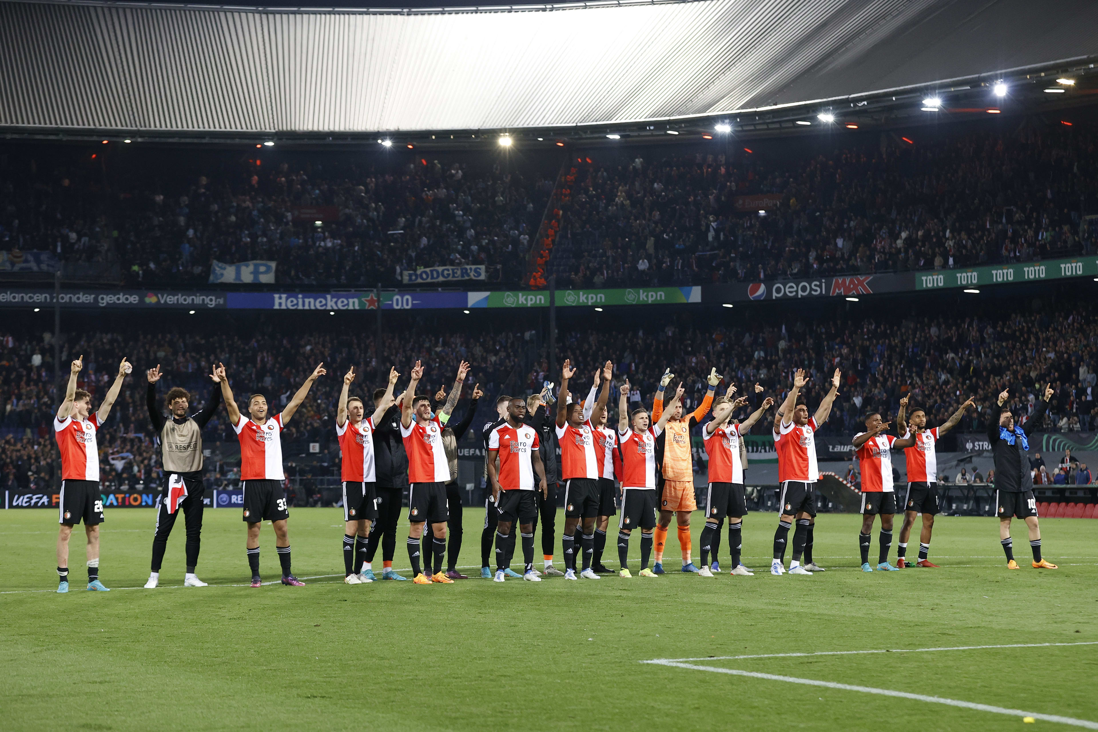 Feyenoord deelt eerste tik uit en zet voorzichtige stap richting finale in Tirana