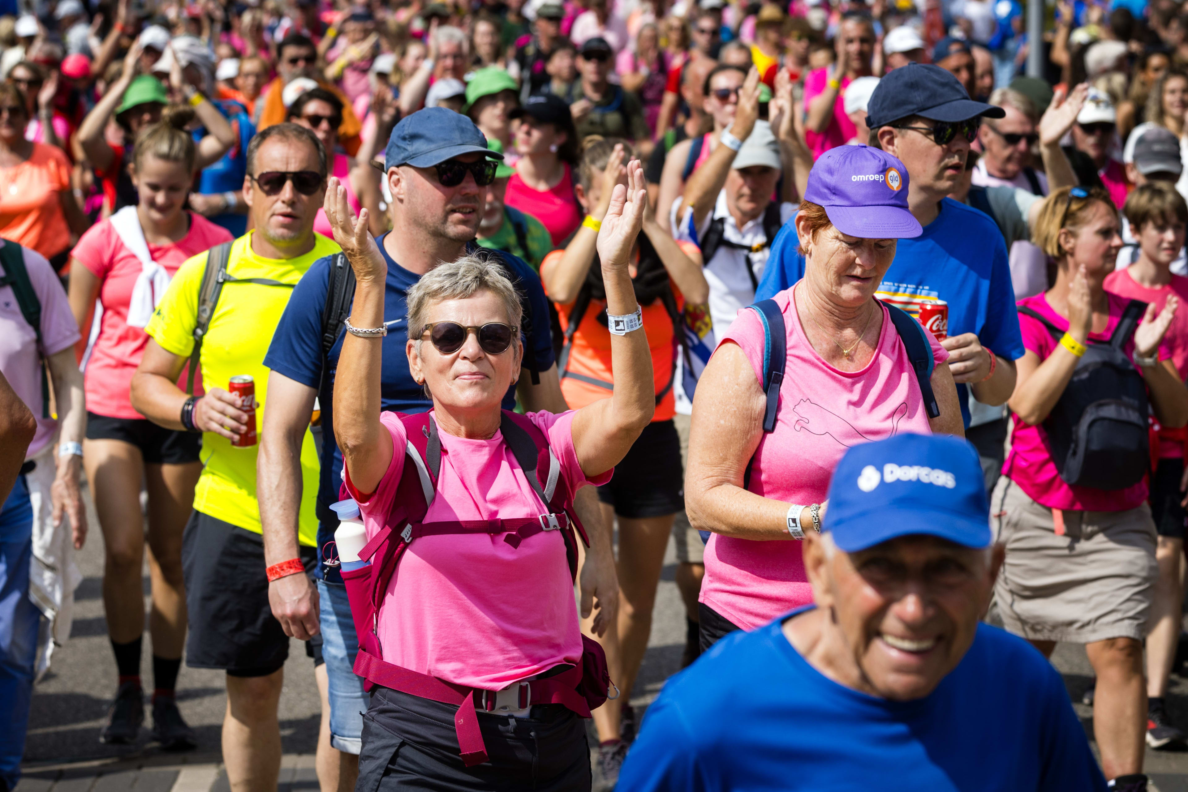 Blanche (89) was half uur te laat voor Vierdaagse maar haalt de groep gewoon in 