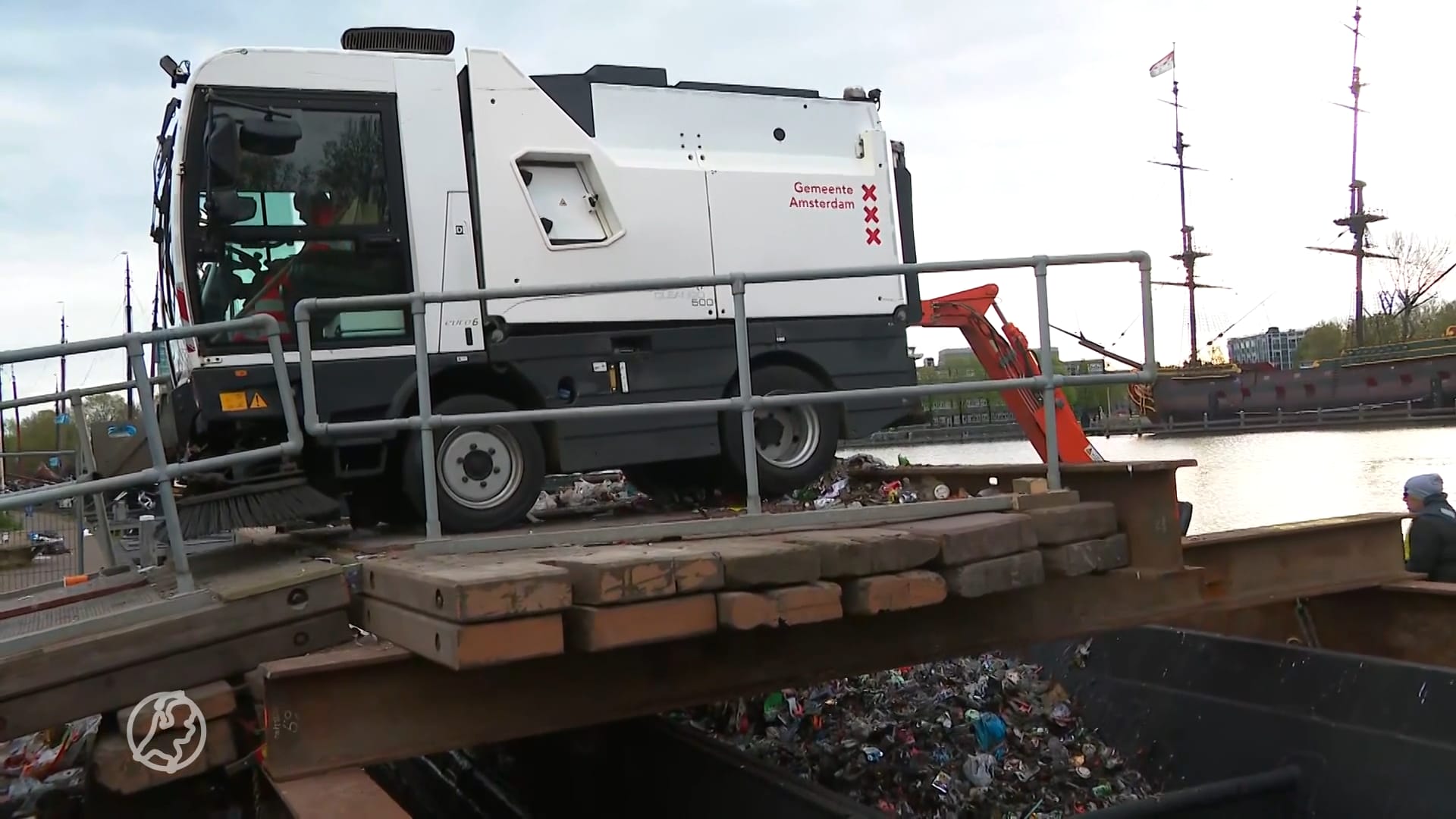 Honderden schoonmakers halen bezem door hoofdstad na Koningsdagfeest