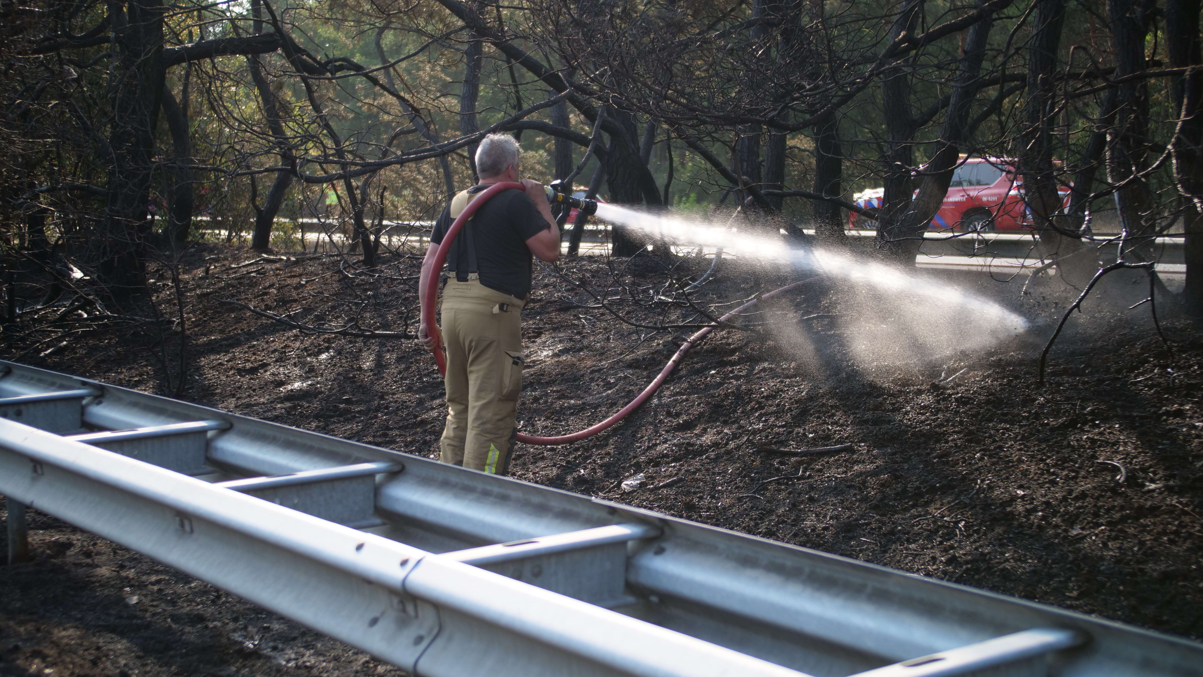 A28 uren dicht door flinke bermbrand