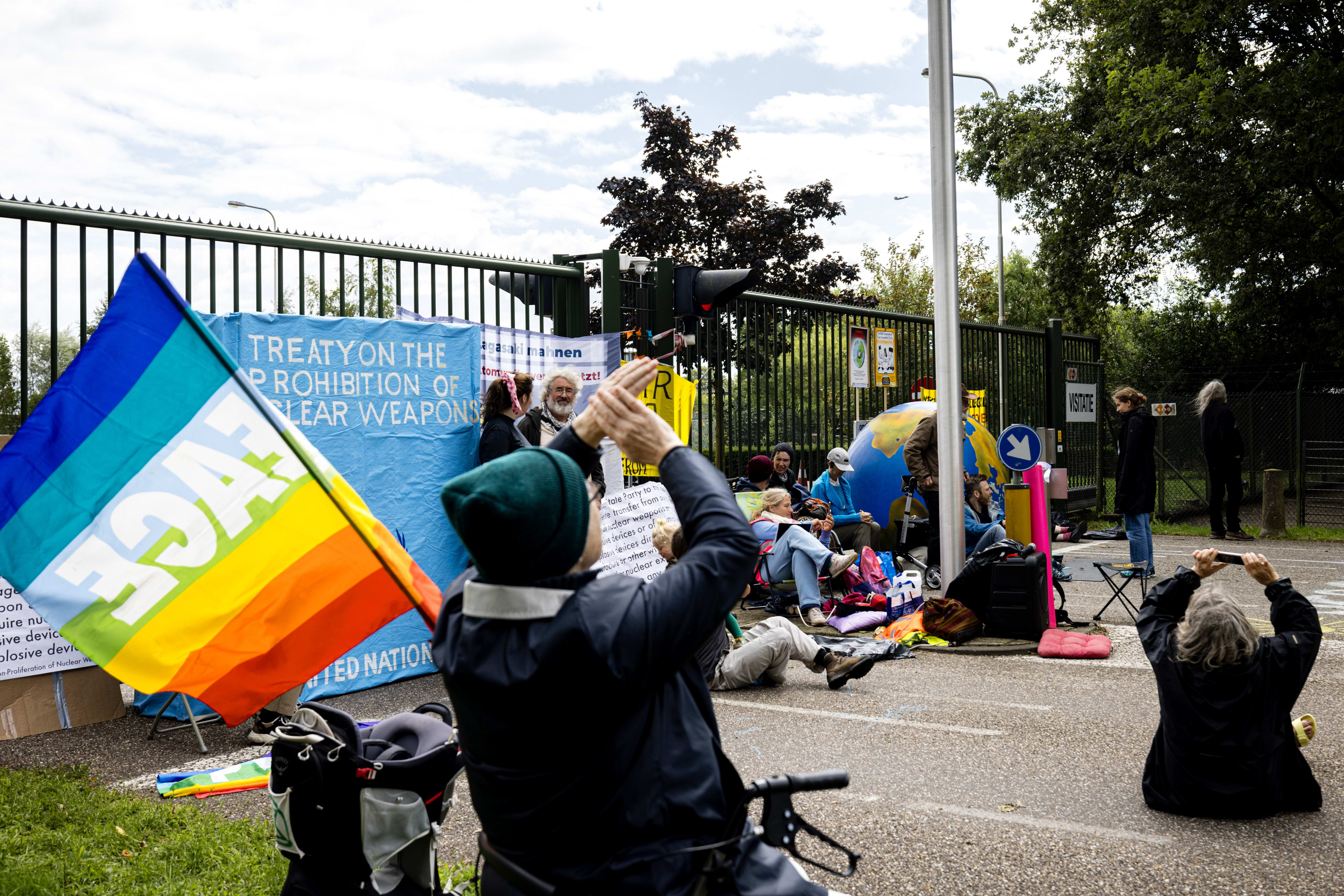 Tien personen aangehouden op start- en landingsbaan Vliegbasis Volkel