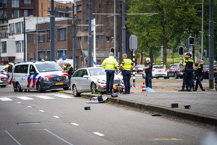 Kind gewond bij ongeluk tramhalte Rotterdam, ook automobilist naar ziekenhuis