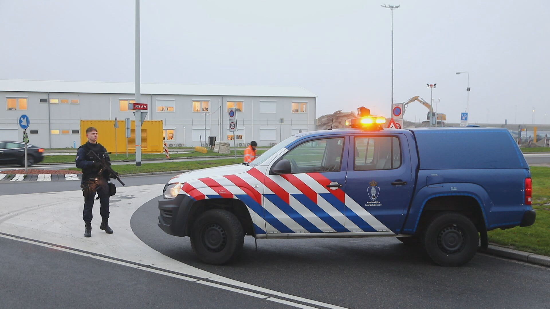 Loos alarm: marechaussee vindt niets in vliegtuig na bommelding Schiphol