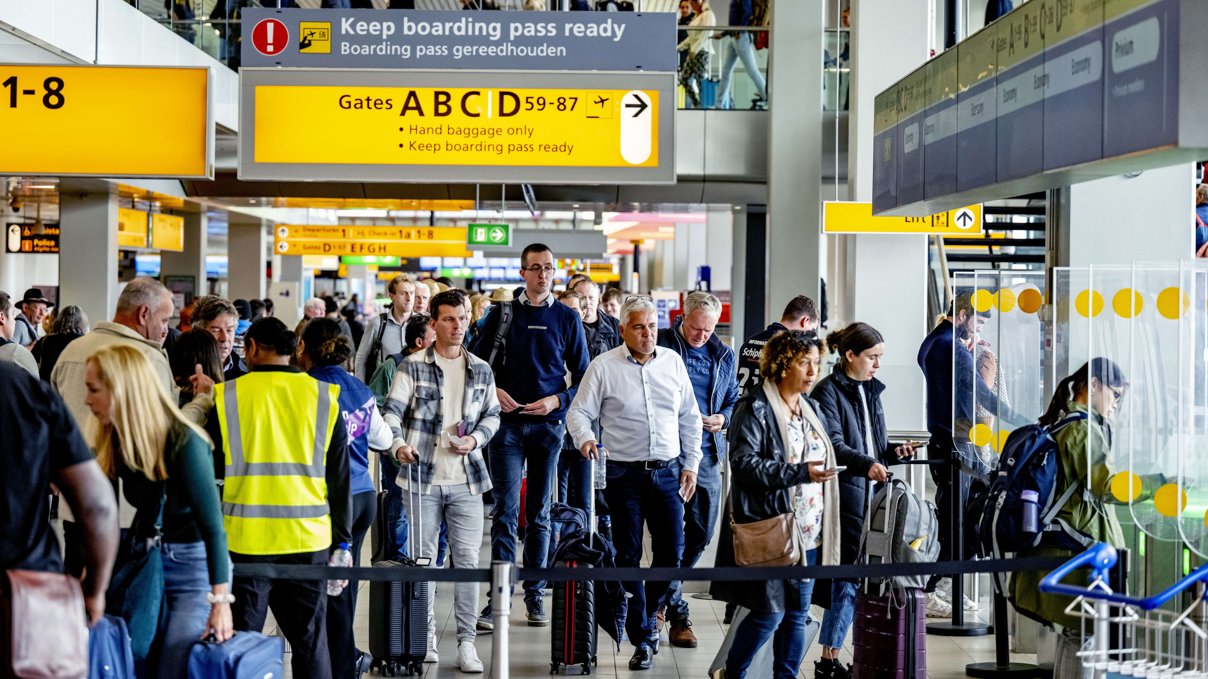Schiphol gaat minder reizigers toestaan tijdens meivakantie