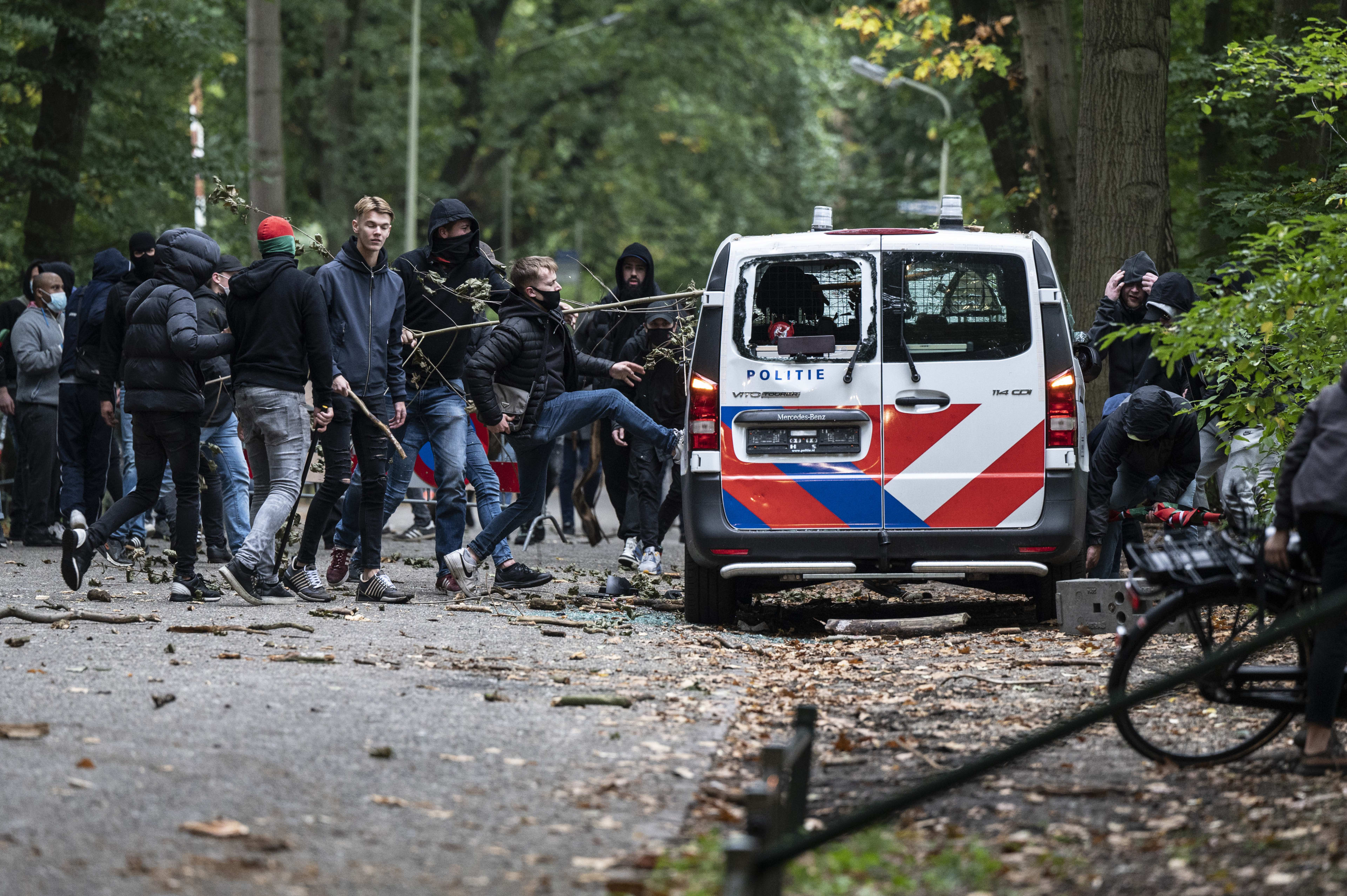 Politie dreigt beelden van rellen na NEC - Vitesse te openbaren