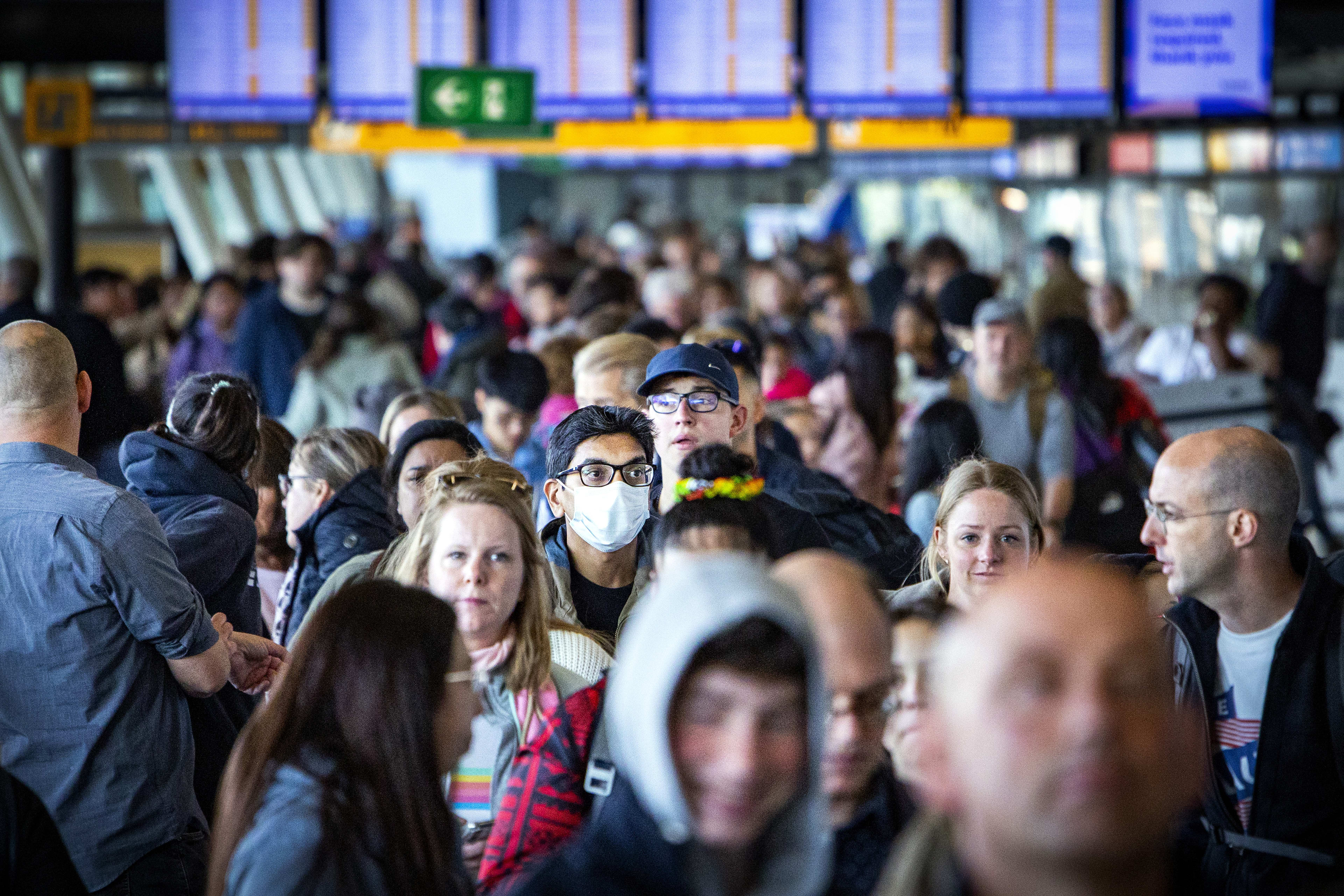 Schiphol schrapt zomervluchten: honderdduizenden vakantiegangers gedupeerd