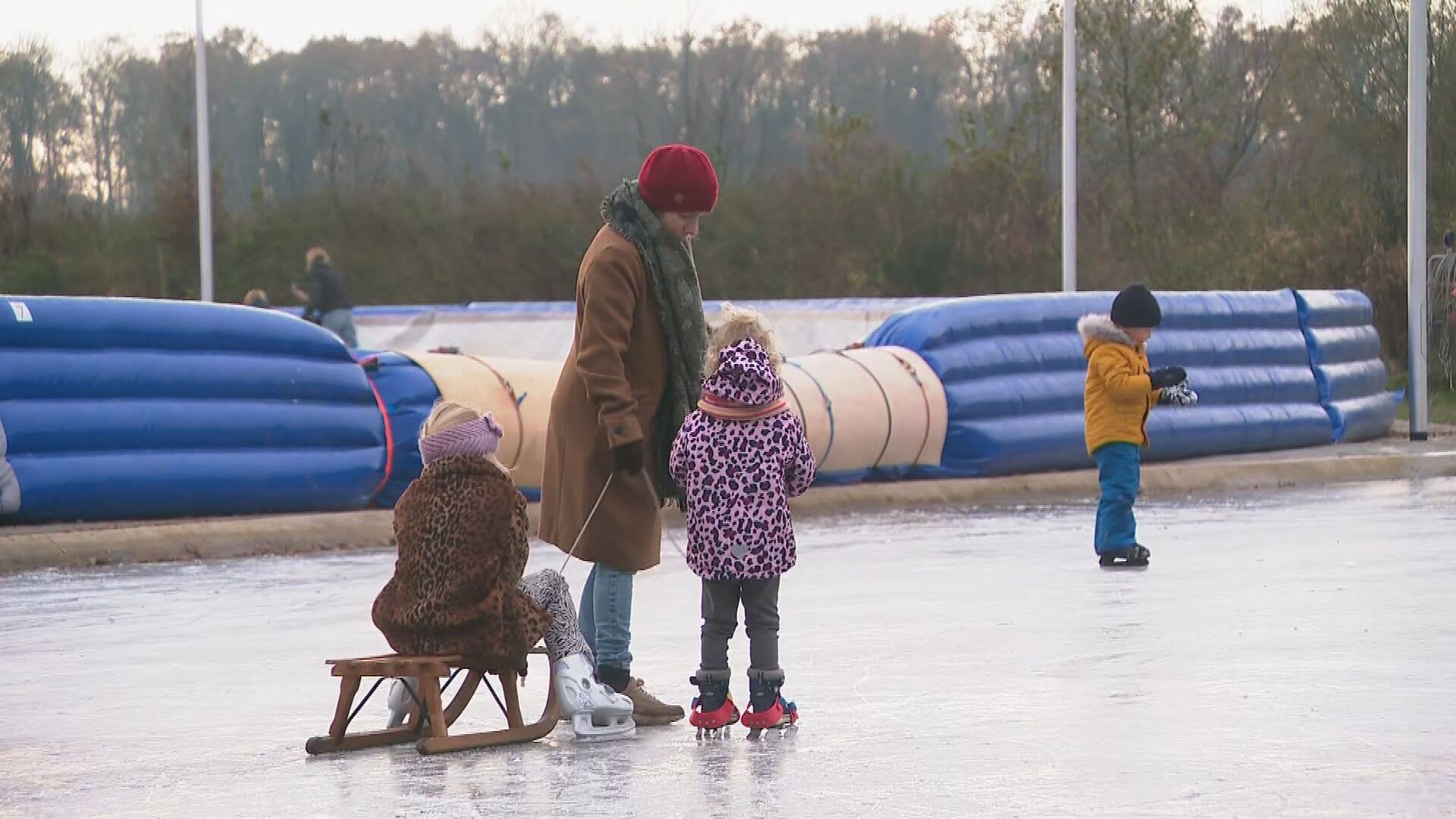Schaatspret op natuurijs in Winterswijk: 'Heerlijk om weer op het ijs te staan'
