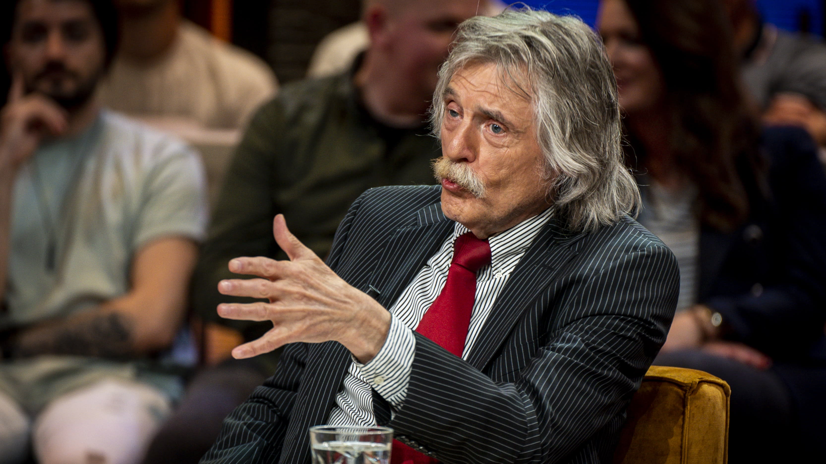 Johan Derksen wijst miljonairs op morele plicht: 'Adopteer mensen in armoede'