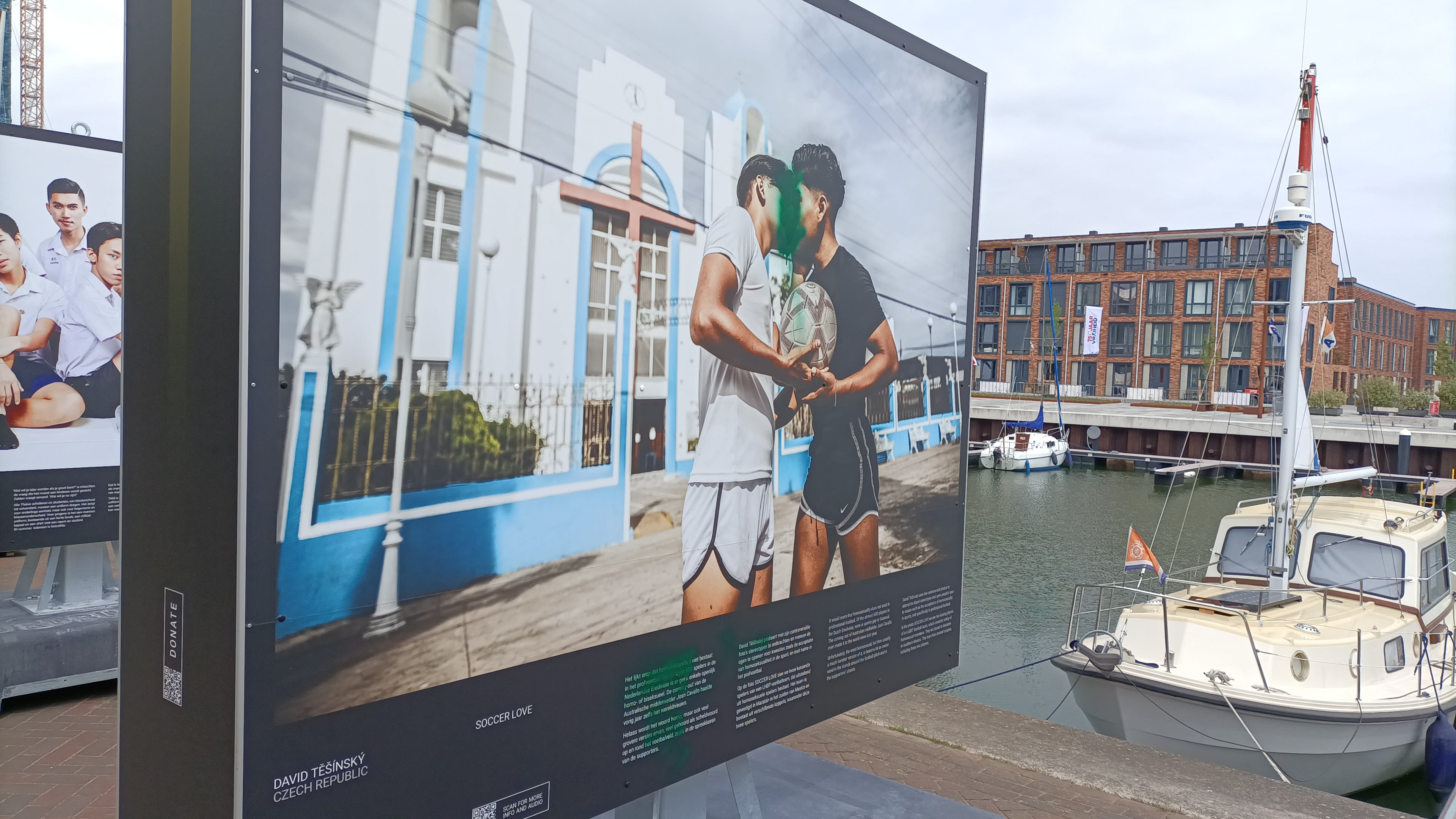 Foto's van zoenende en naakte mannen beklad in Vlissingen