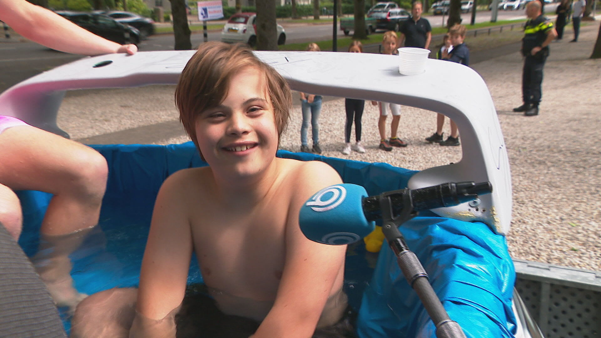 YouTuber Boaz doneert Ford Ka met zwembad aan 15-jarige Lukas met downsyndroom