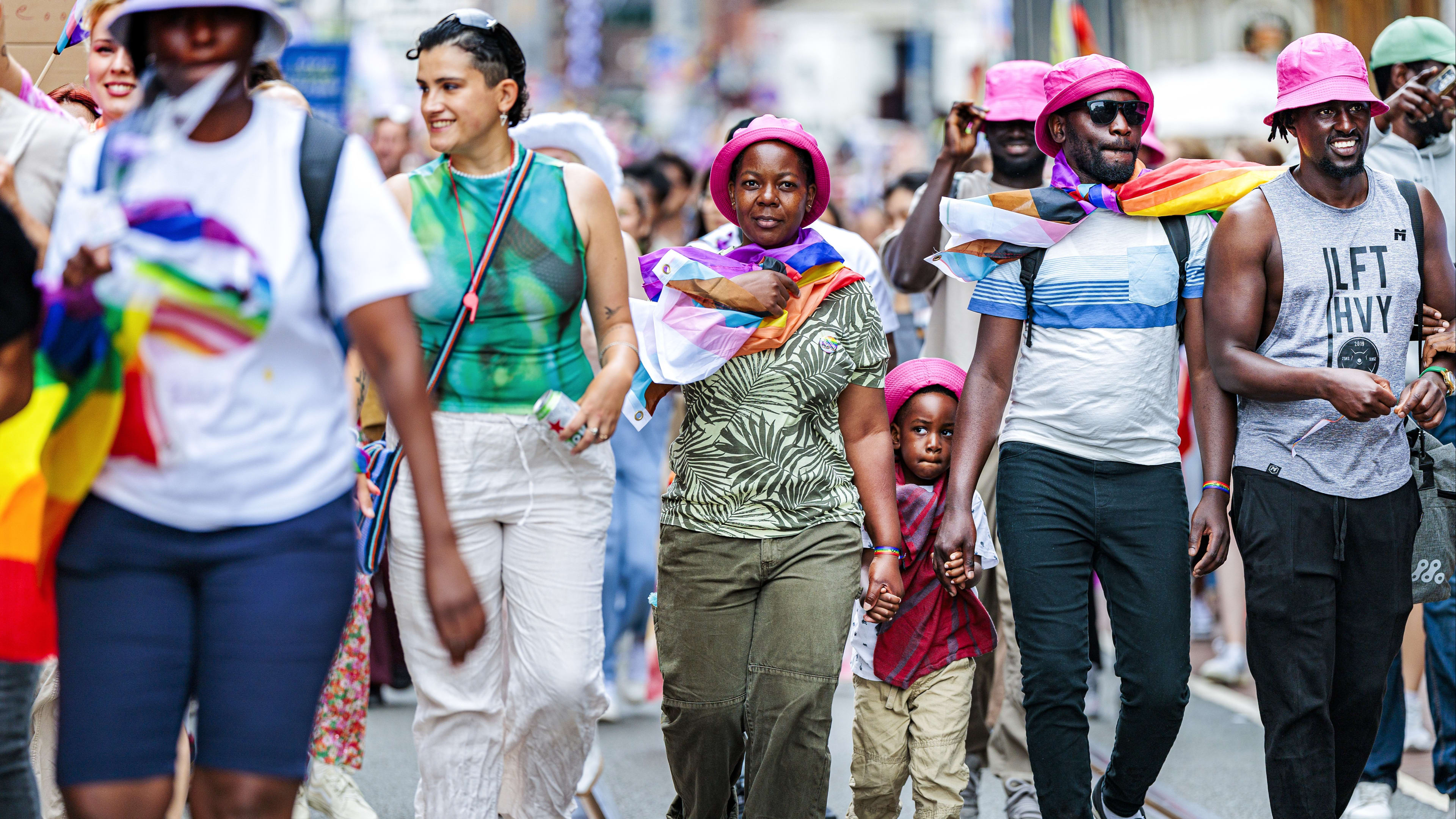 Pride van start in Amsterdam: duizenden lopen mee in Pride March