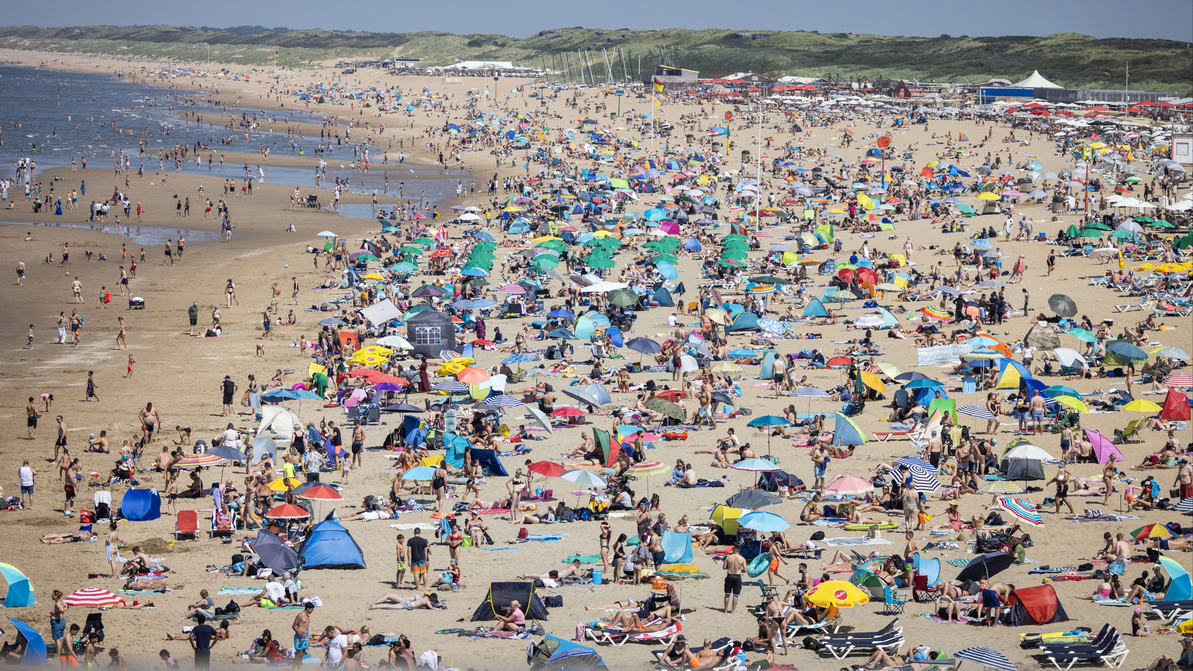 Zonovergoten zomerdag met temperaturen tot 30 graden