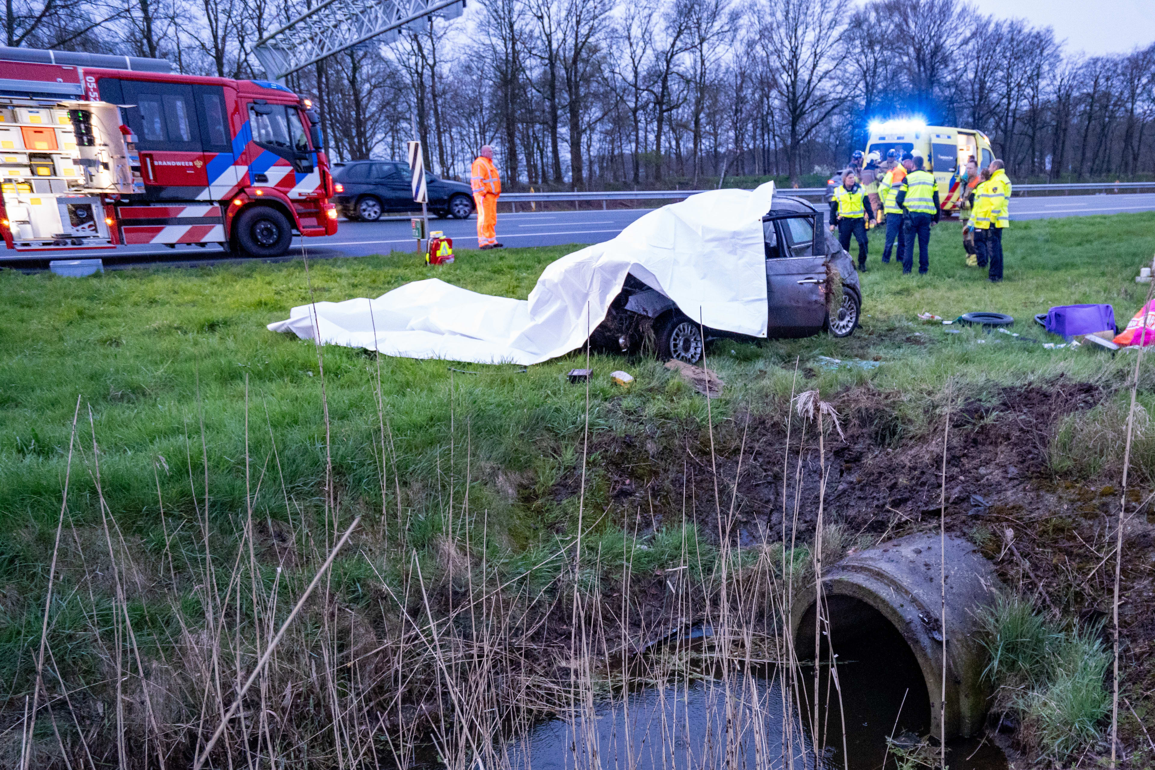 Auto vliegt over kop bij ernstig ongeval op A1 bij Bathmen, man zwaargewond