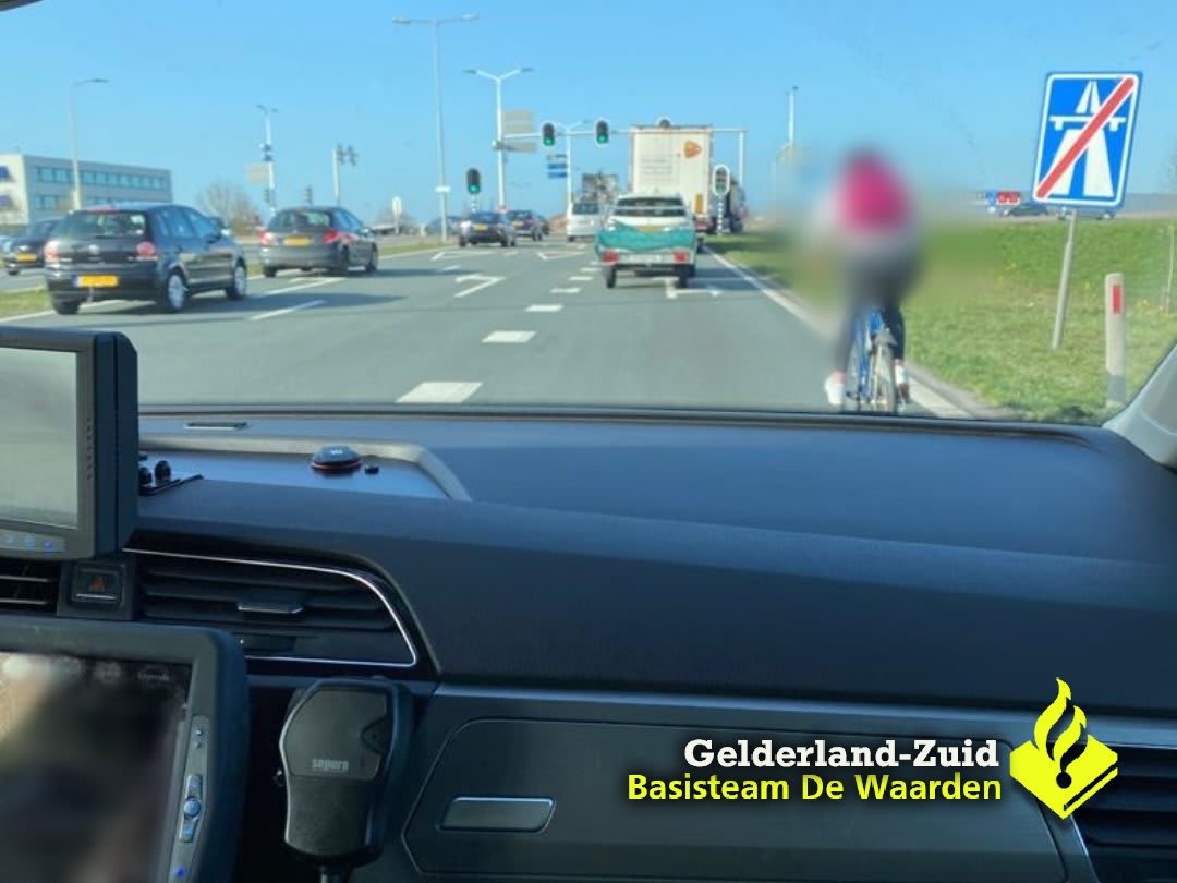 Politie plukt tot drie keer toe hardleerse fietsster van snelweg