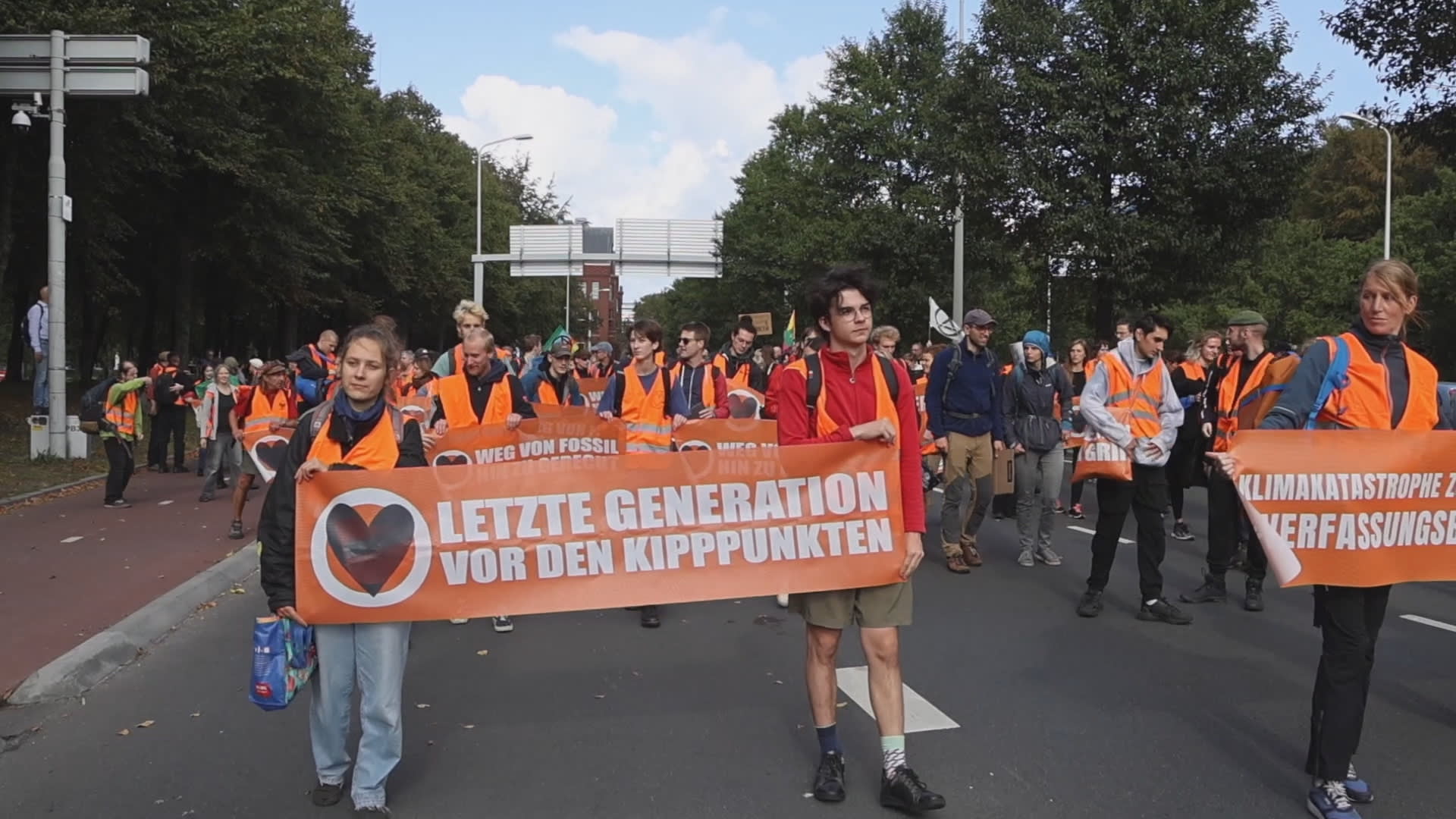 Duitse klimaatactivisten sluiten aan bij wegblokkade op A12 in Den Haag