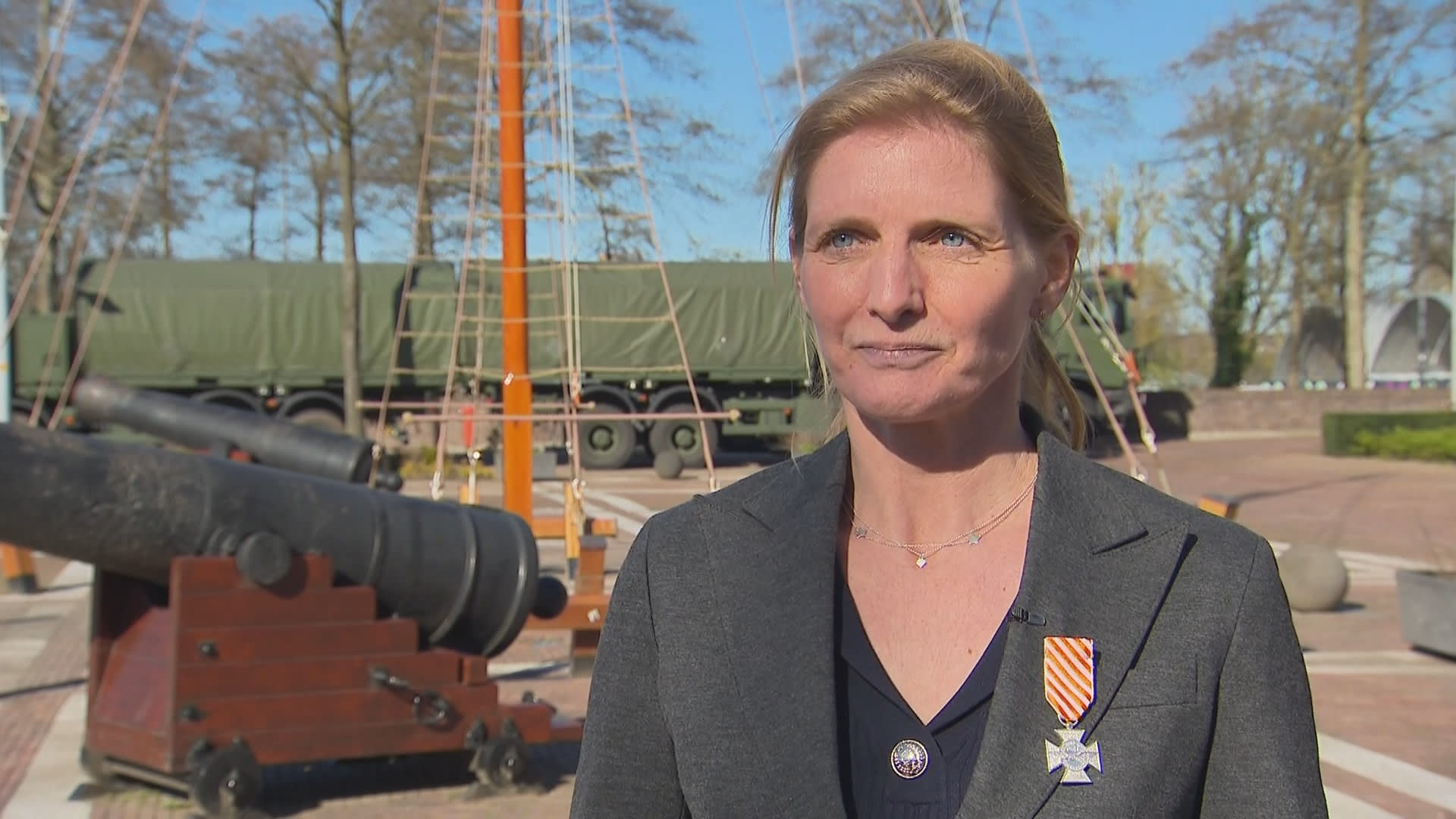 Helikopterpiloot Yvonne krijgt hoge onderscheiding voor aandeel stoppen gijzelactie op containerschip 