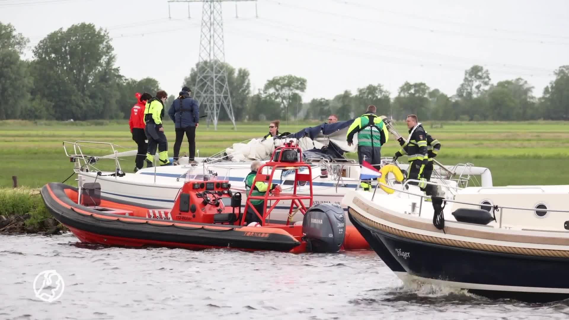 Zeilboot raakt vast onder spoorbrug, mast breekt af: twee mensen gewond