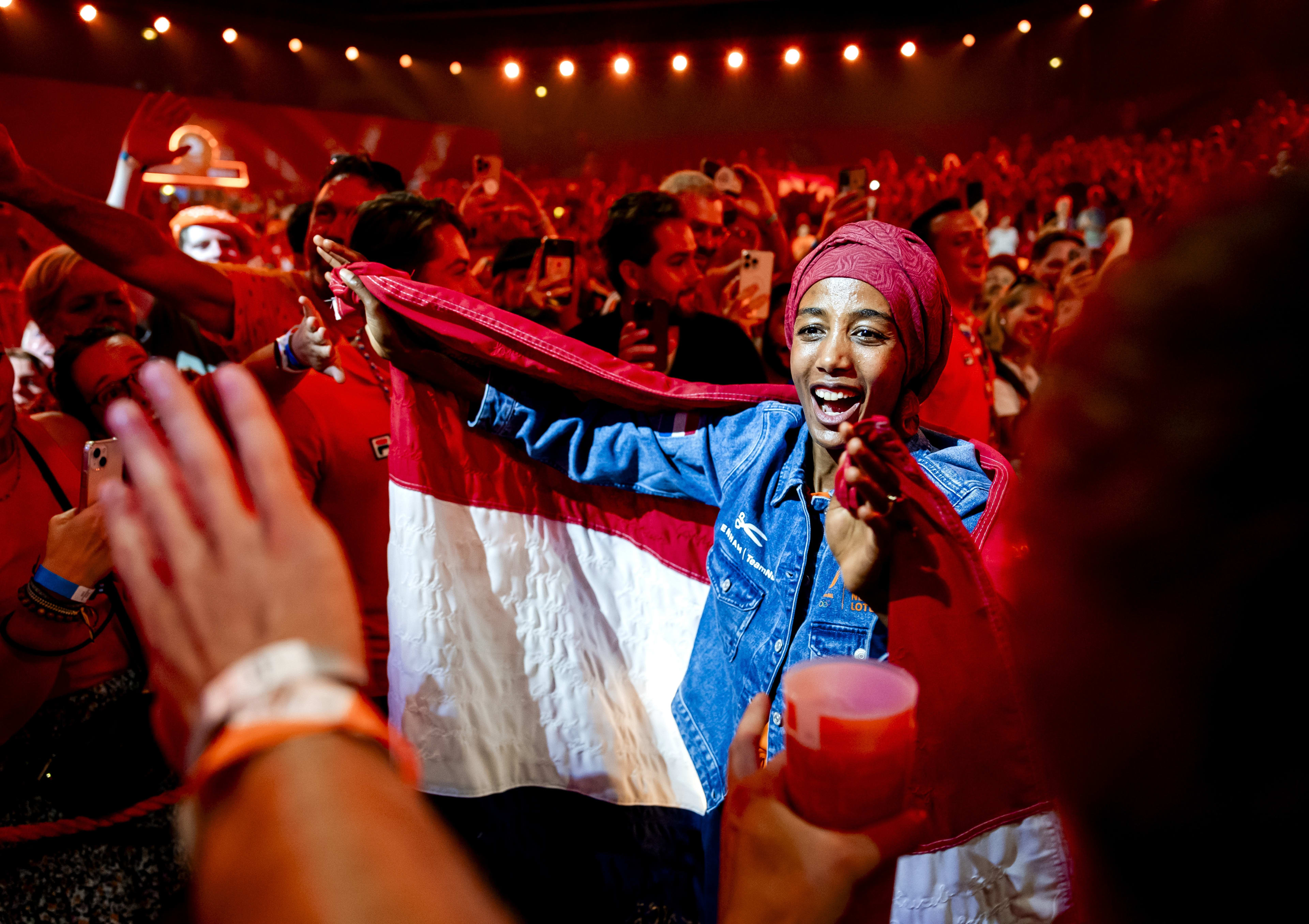 Gouden medaille voor Sifan Hassan tijdens slotceremonie Olympische Spelen