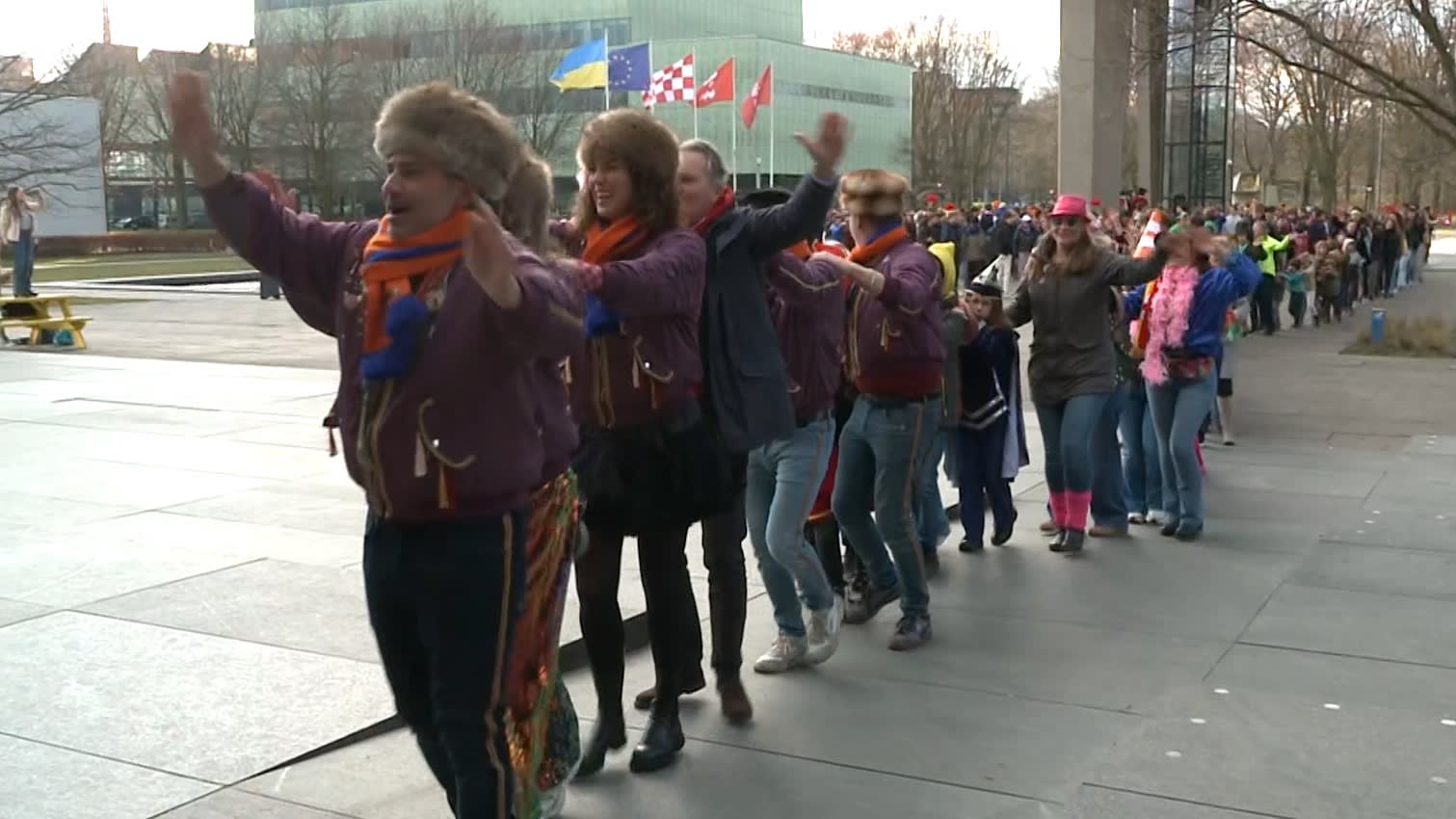 Kijk hoe ze in Eindhoven de langste polonaise ter wereld proberen te vormen