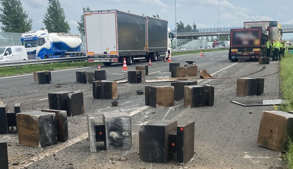 Vrachtwagen verliest tientallen betonblokken op A16