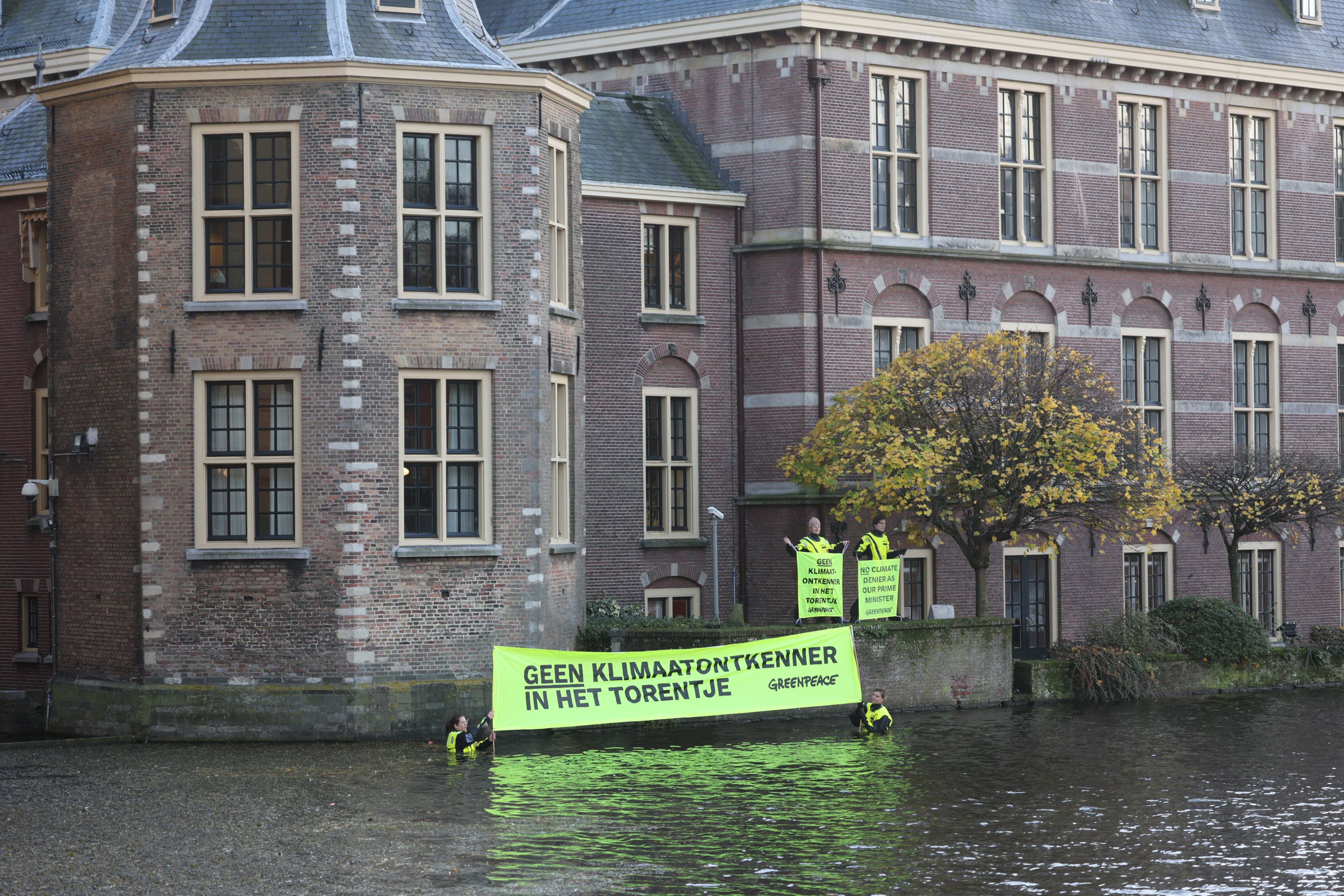 Greenpeace gaat Hofvijver in, wil 'geen klimaatontkenner in Torentje'