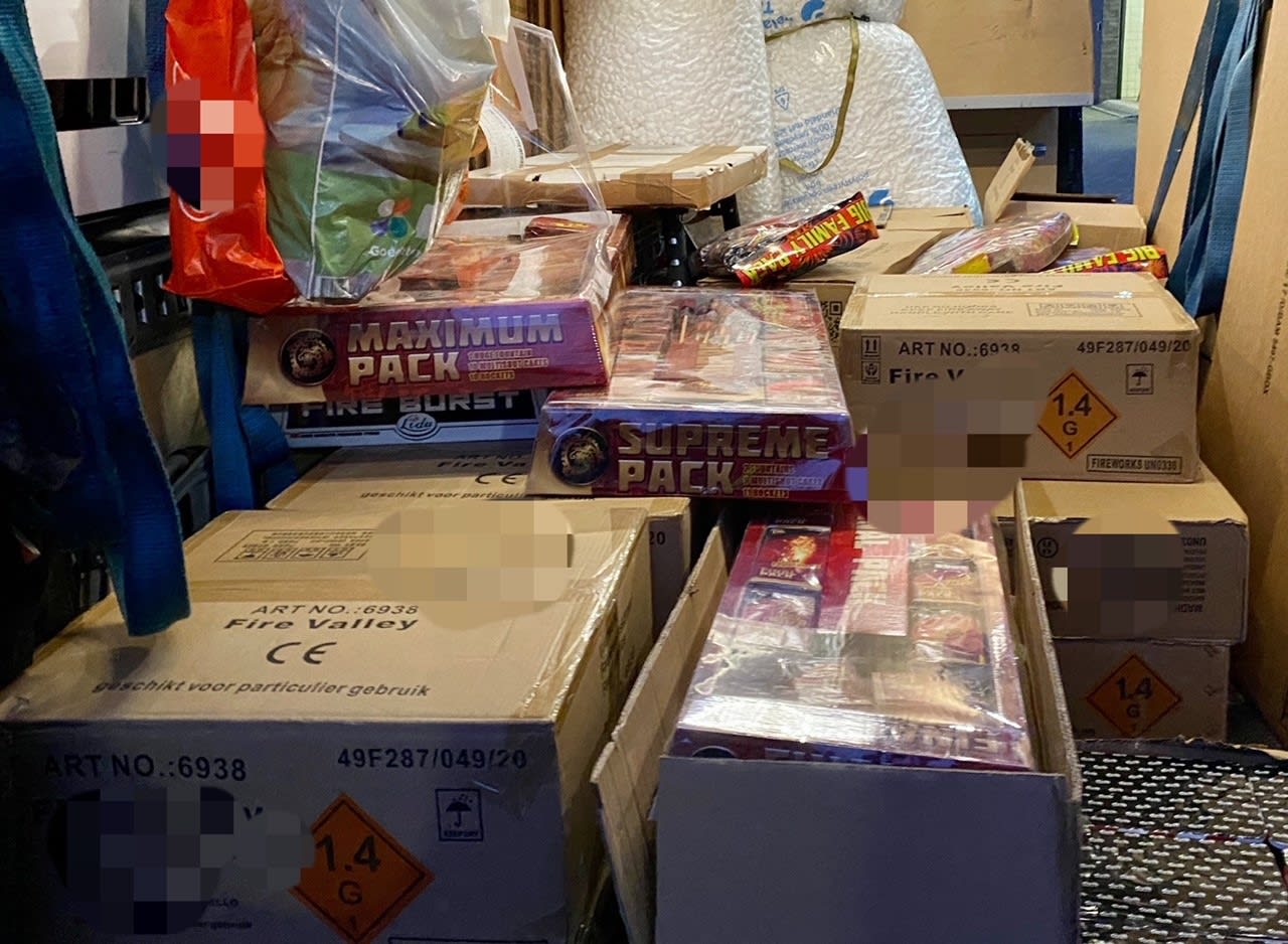 Ruim 400 kilo illegaal vuurwerk gevonden in woning Almere