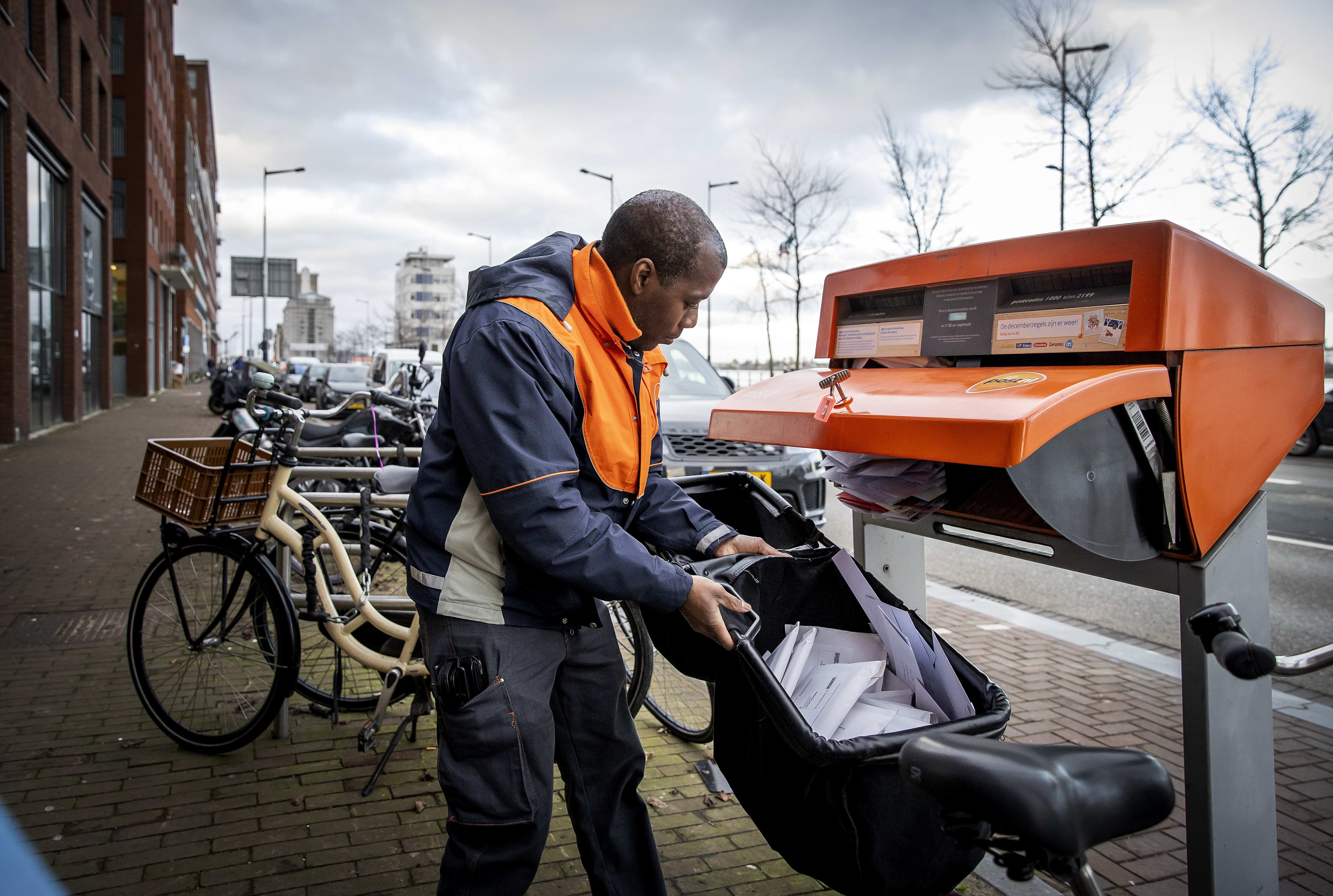 PostNL verhoogt prijs postzegels en verzendtarieven pakketjes