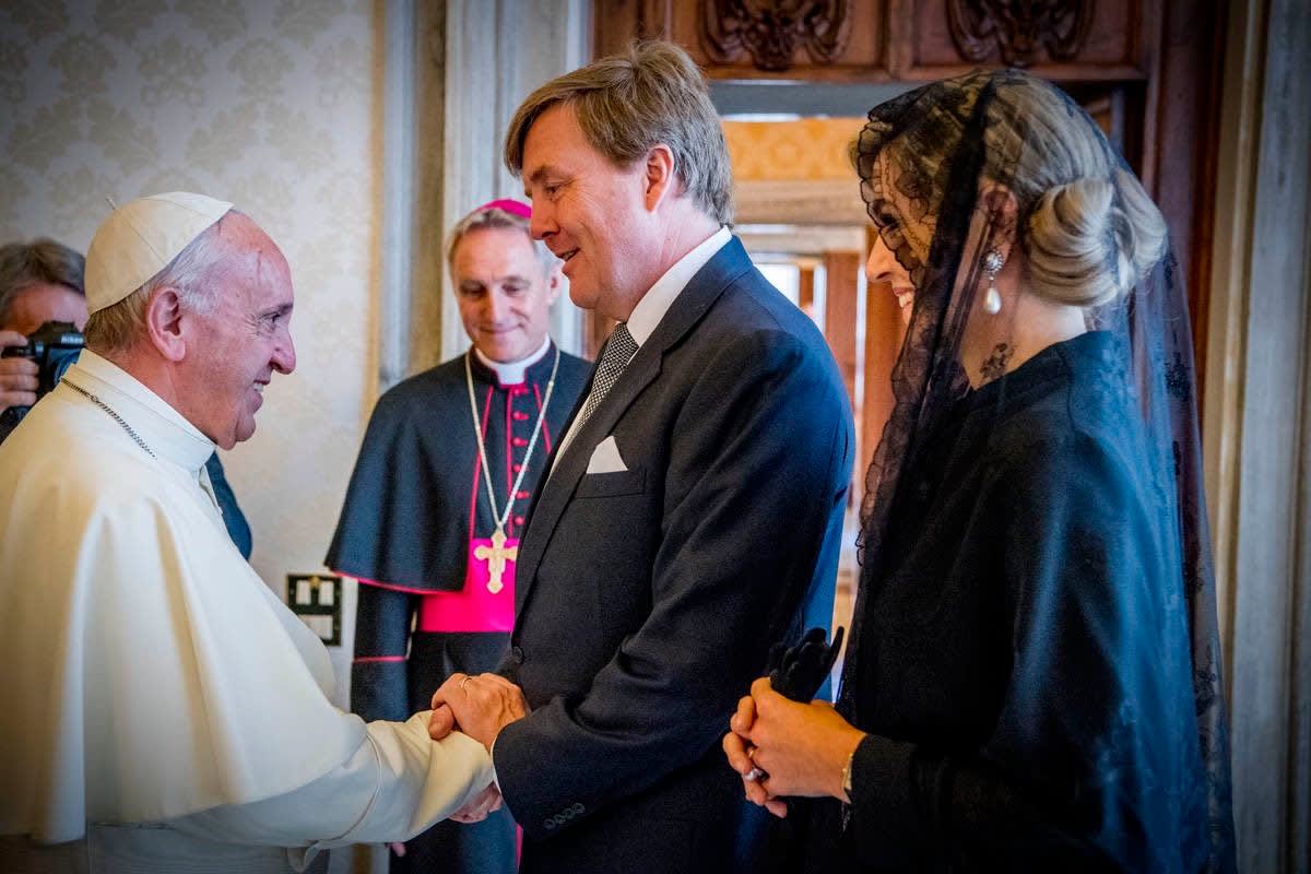 Koningspaar 'diep getroffen' door dood paus Franciscus