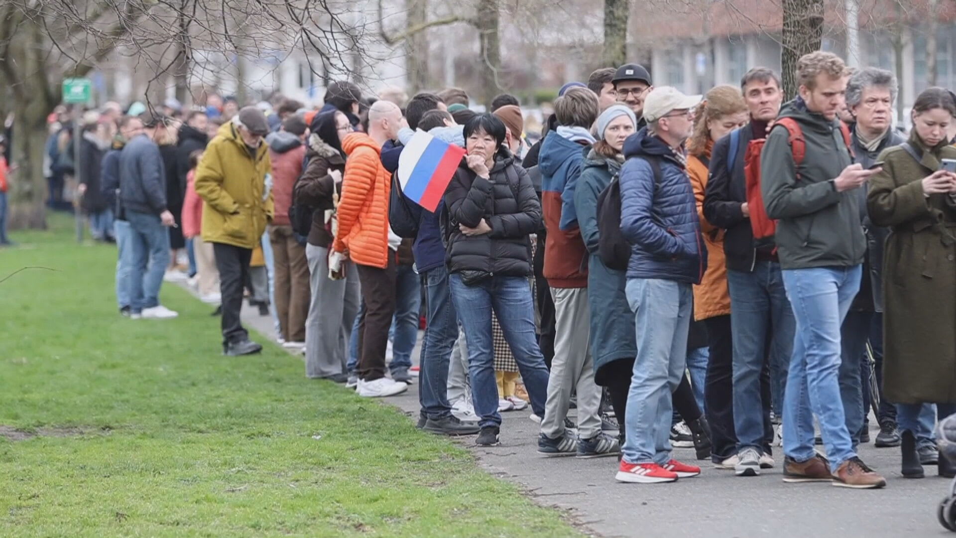 Duizenden mensen bij Russische ambassade in Den Haag na protestoproep