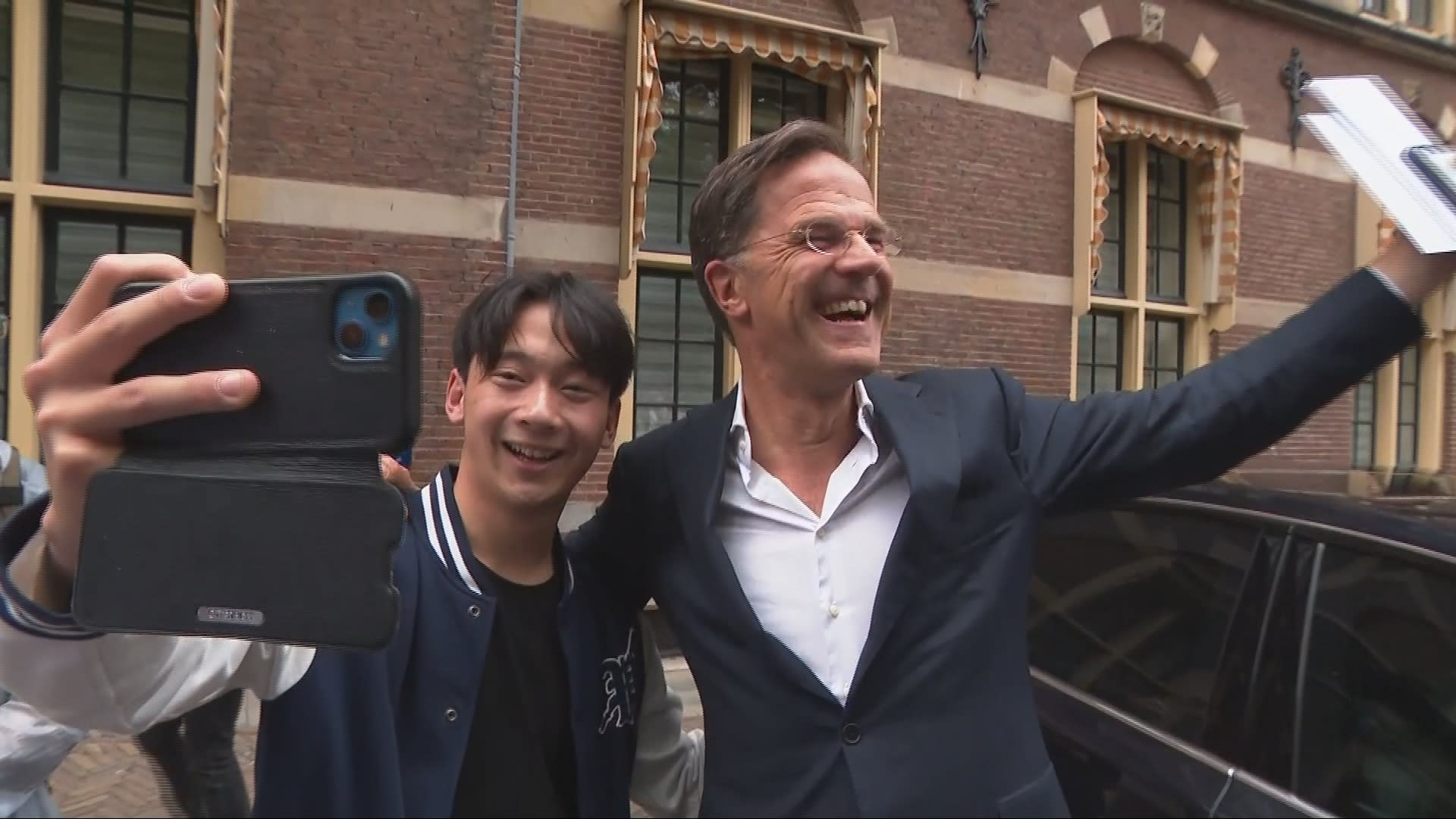 Rutte na laatste toespraak opgewacht voor selfies: 'Komt u nog wel naar Prinsjesdag?'