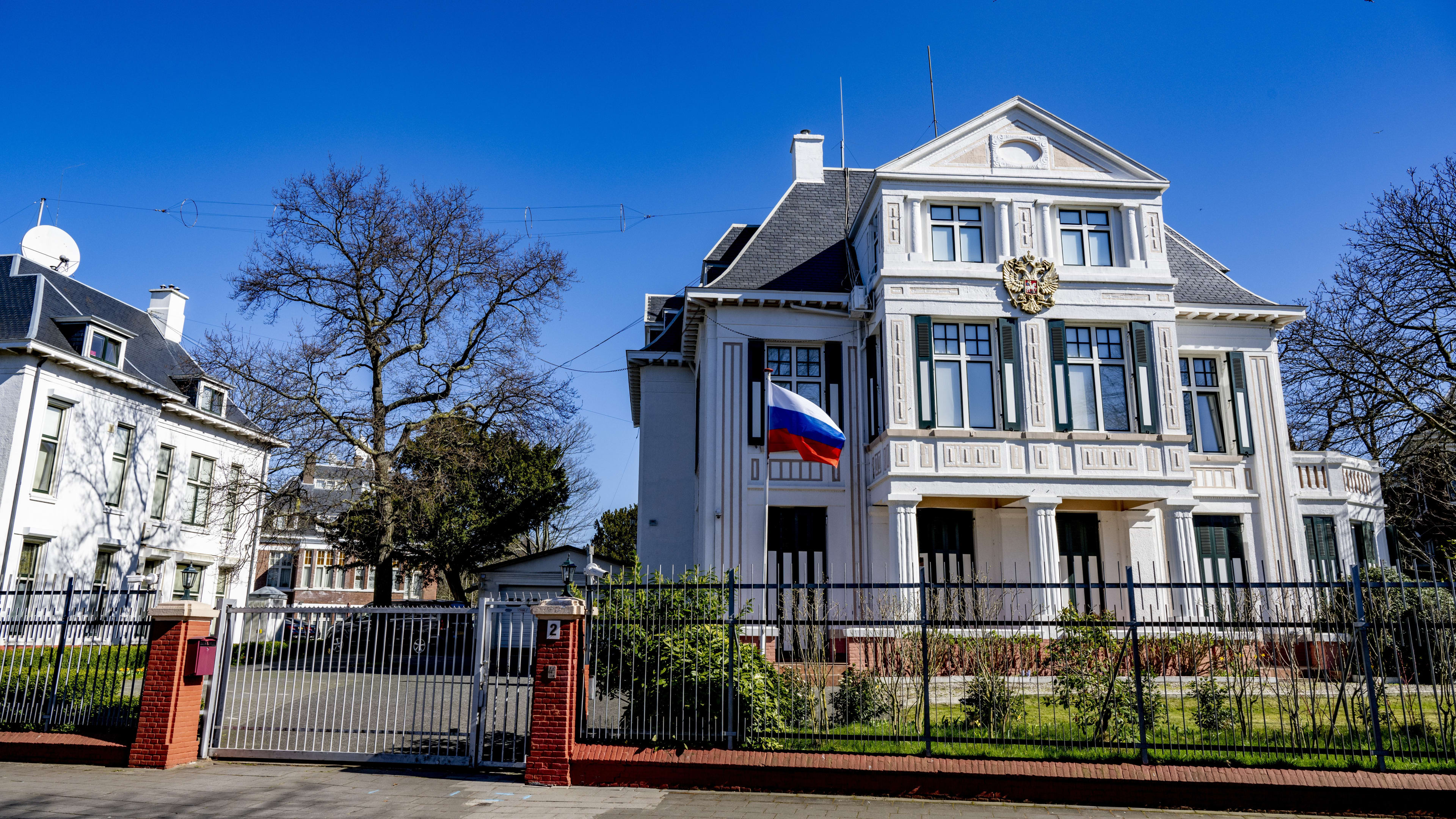 Nederland zet zeventien Russen uit vanwege spionage
