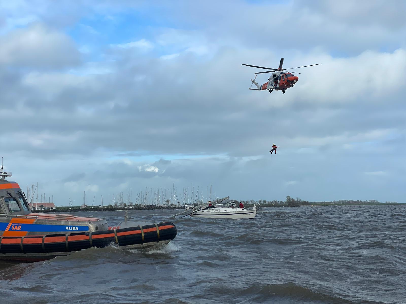 Mast breekt af van zeilboot op IJsselmeer, één opvarende zwaargewond