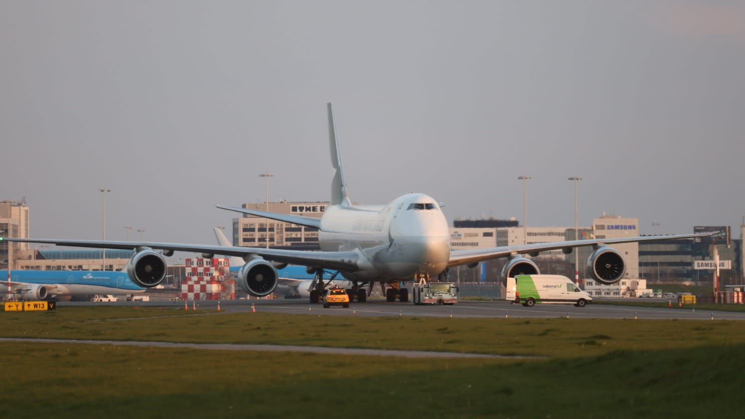 Landingsbaan Schiphol dicht, vliegtuig in de problemen
