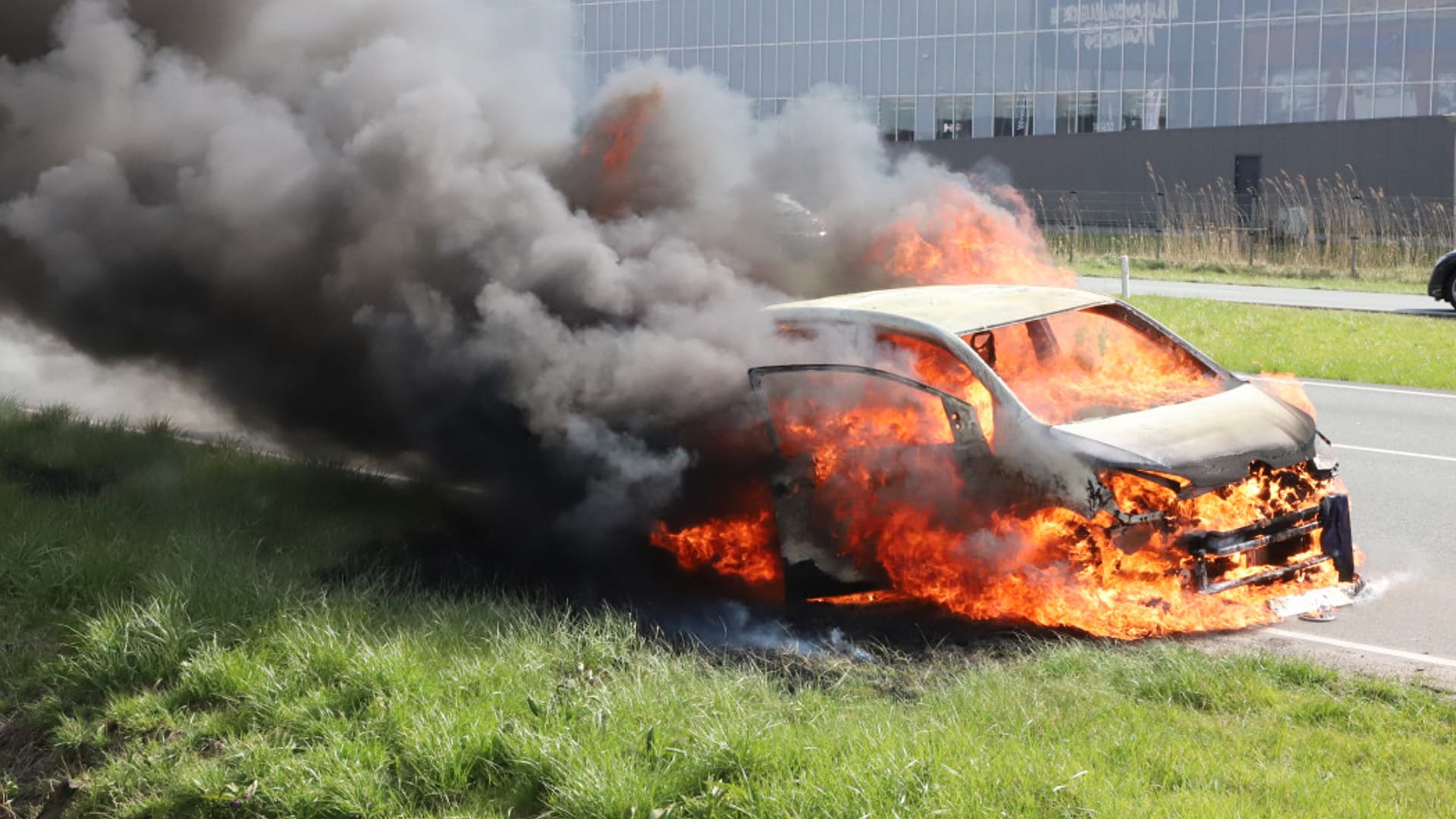 Rijdende auto vliegt in brand in Wateringen, bestuurder komt met de schrik vrij