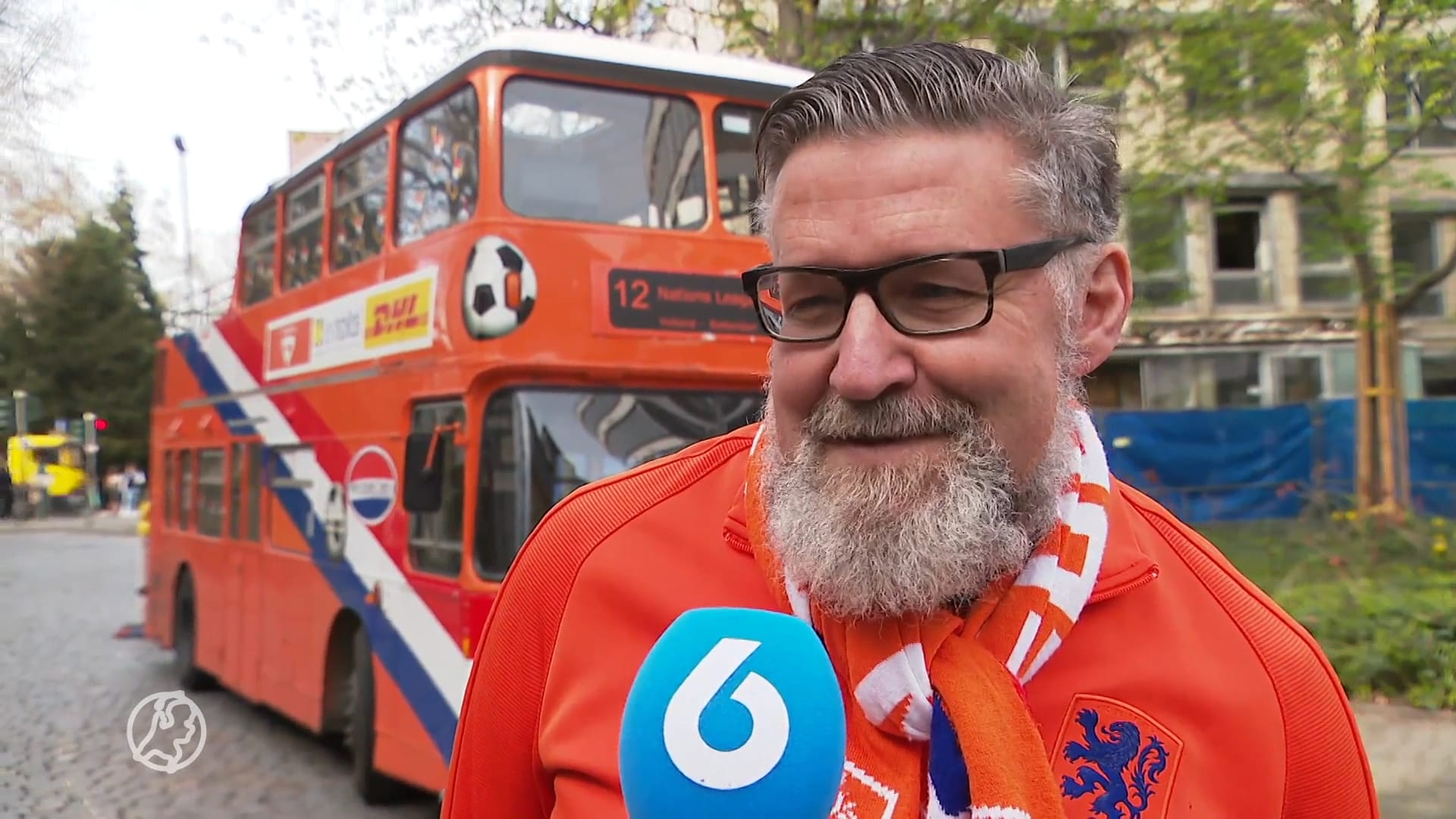 Oranjebus viert dubbel jubileum groots: mars met tienduizenden fans tijdens EK