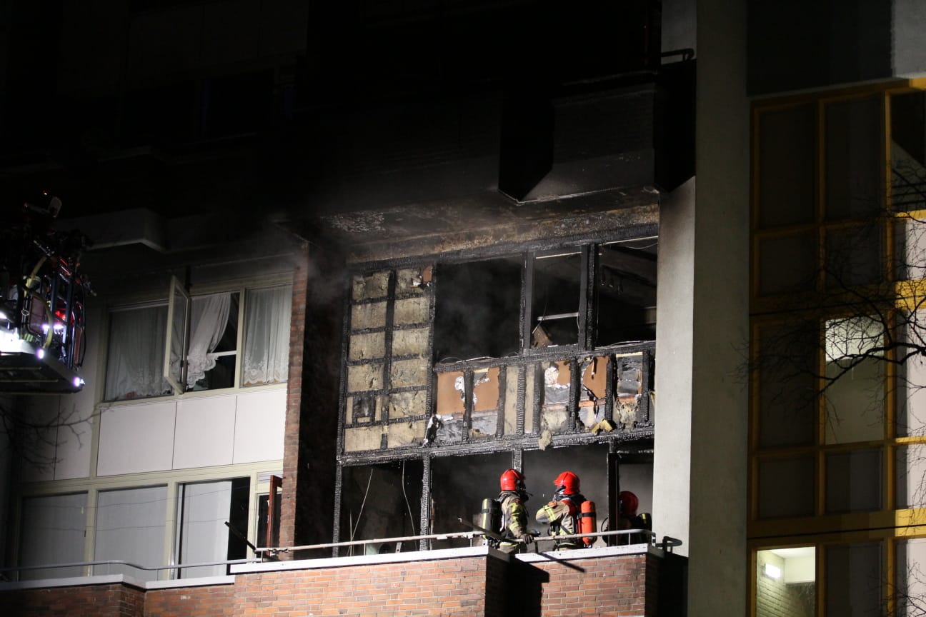 Man gewond door brand in flat Zaandam, tien huizen ontruimd