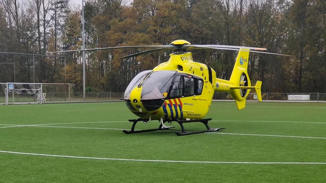 Scheidsrechter gereanimeerd op veld, in kritieke toestand naar ziekenhuis